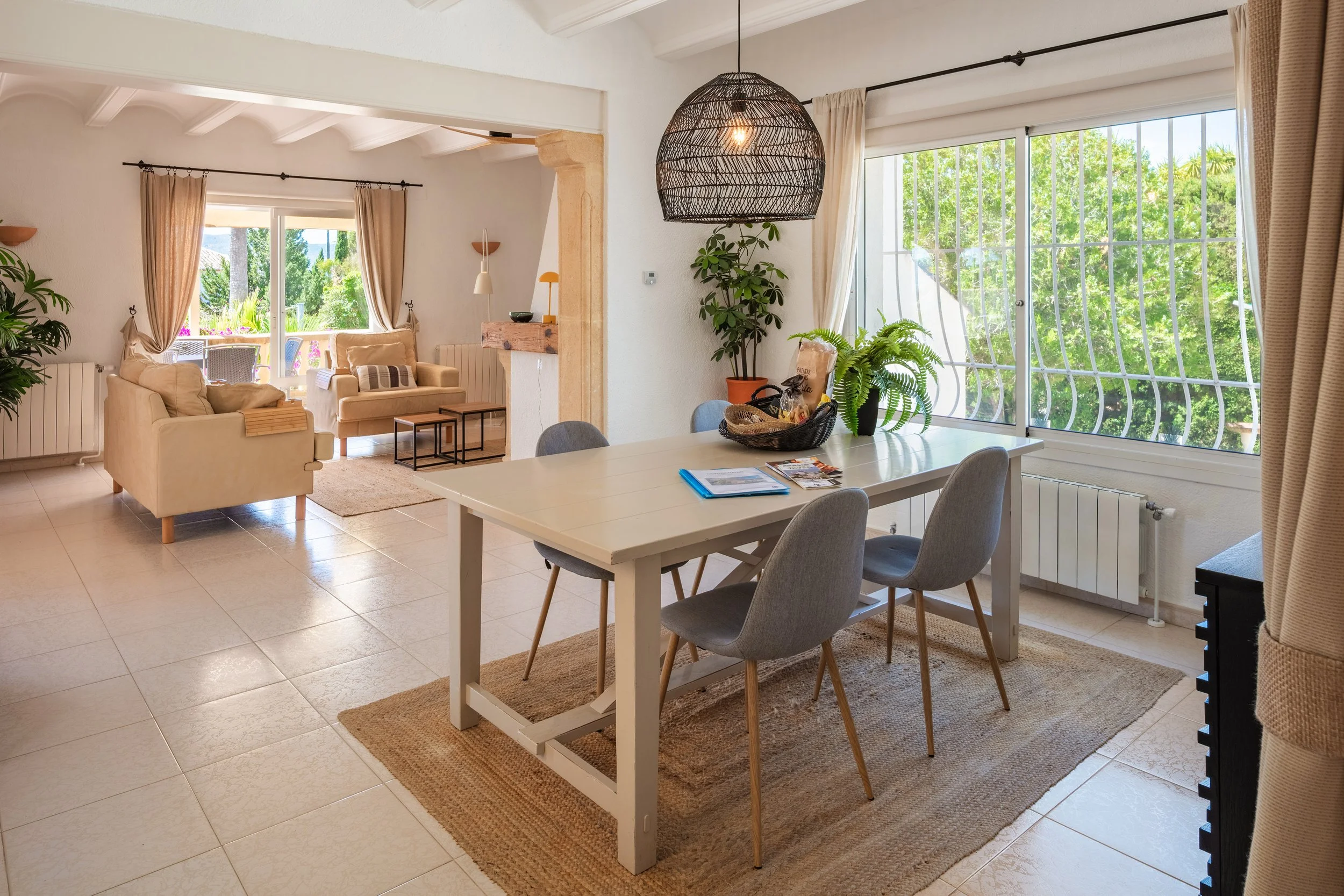 Spaceous dining- and livingroom