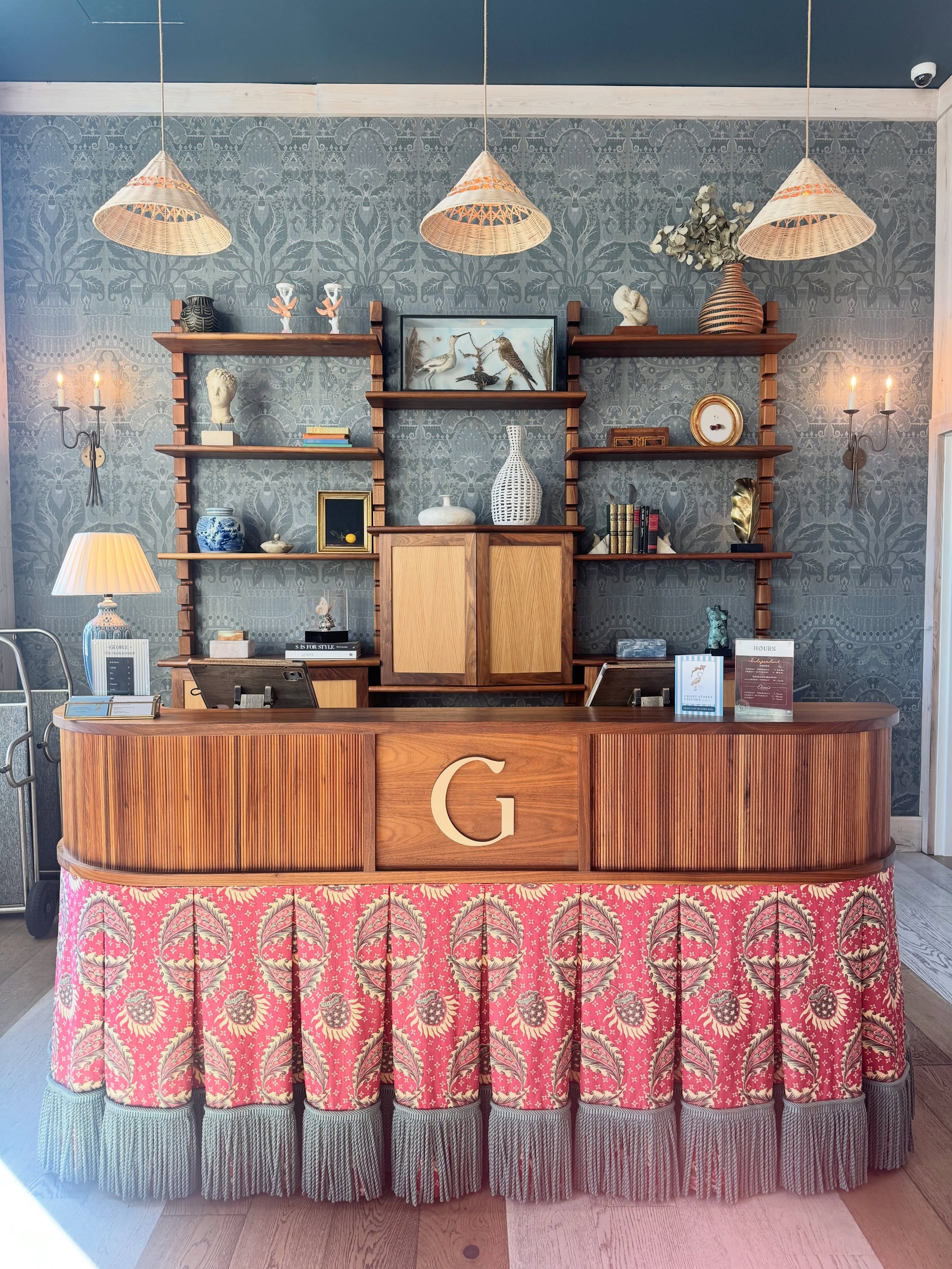 Staycation weekend at The George. 
10/10 recommend 👌🏻

Lobby game strong for morning coffee before heading to Thomas&rsquo; or brewed awakening!

Lunch at SoCo dinner and drinks at Franks on Front.

Drinks by the river at Eliza&rsquo;s is perfectio