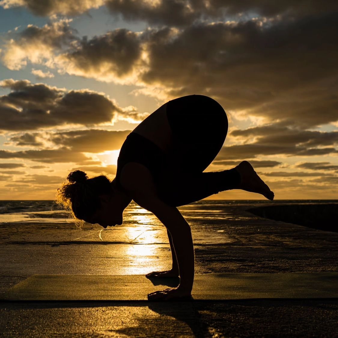 Flight Club with Mary @305green this April 20, 1-3 PM! Come play and learn some arm balance FUN!✨

.
#armbalance
#ArmBalanceWorkshop 
#InversionWorkshop 
#flightclub
#yogastudio
#yogafam
#yogafamily
#yogagoals
#yogaclasses
#yogamoms
#northmiamibeach
