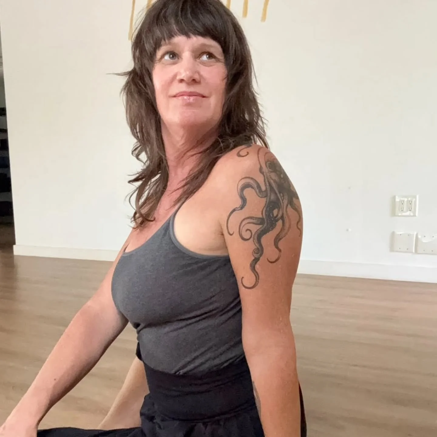 ✨ YOUR ENERGY TELLS YOUR STORY ✨🧘&zwj;♀️
.
.
Scroll slow&hellip; this one&rsquo;s for your soul 🤍
.
.
Your energy is like ink on paper &ndash; every breath, every pose, every moment of stillness adds a line to your unique narrative. It carries the 