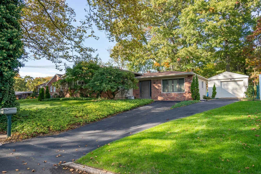 Immaculate Ranch Close To Everything Huntington Has To Offer — Debra