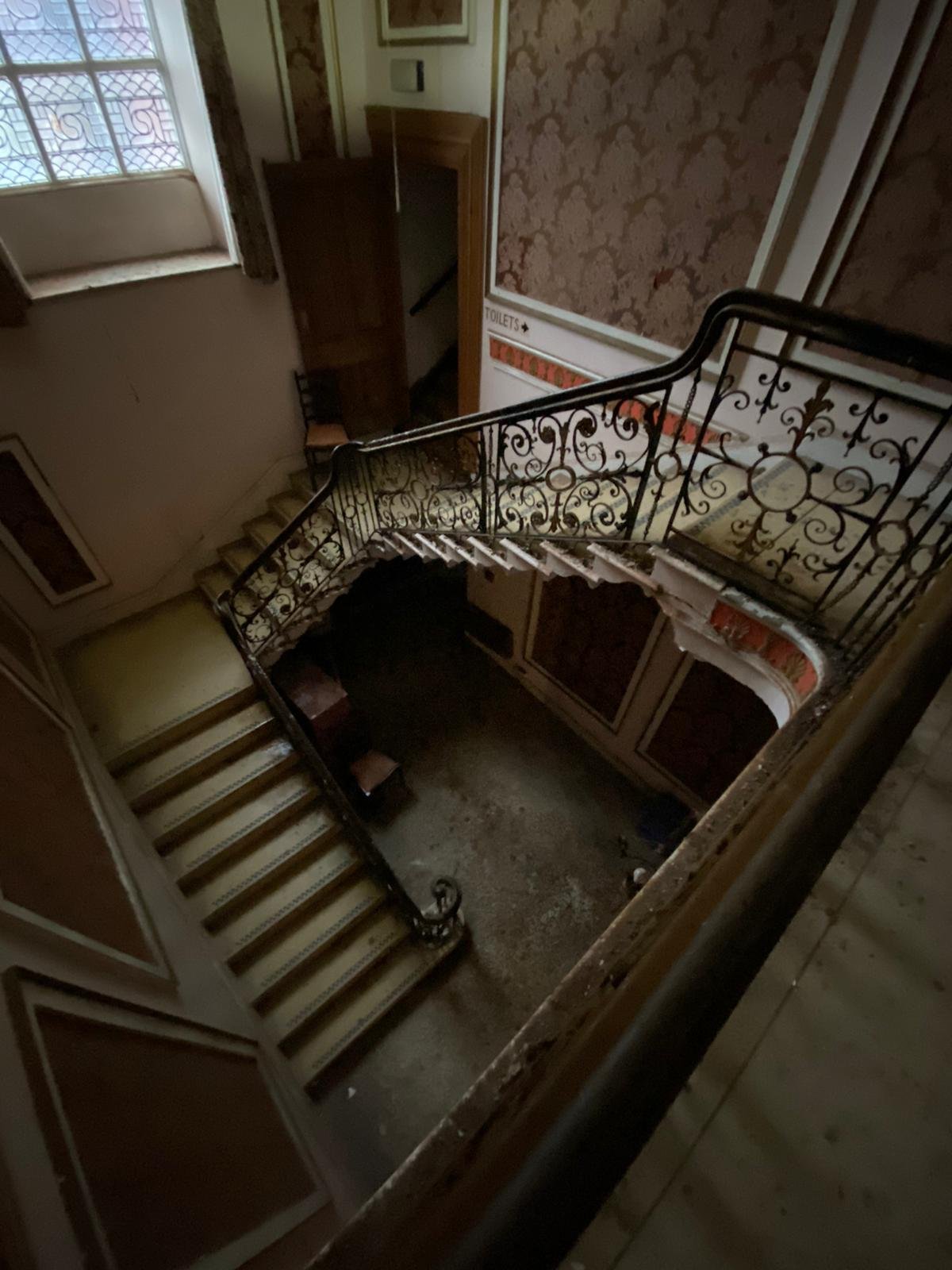 Woolton_Hall_staircase.jpg