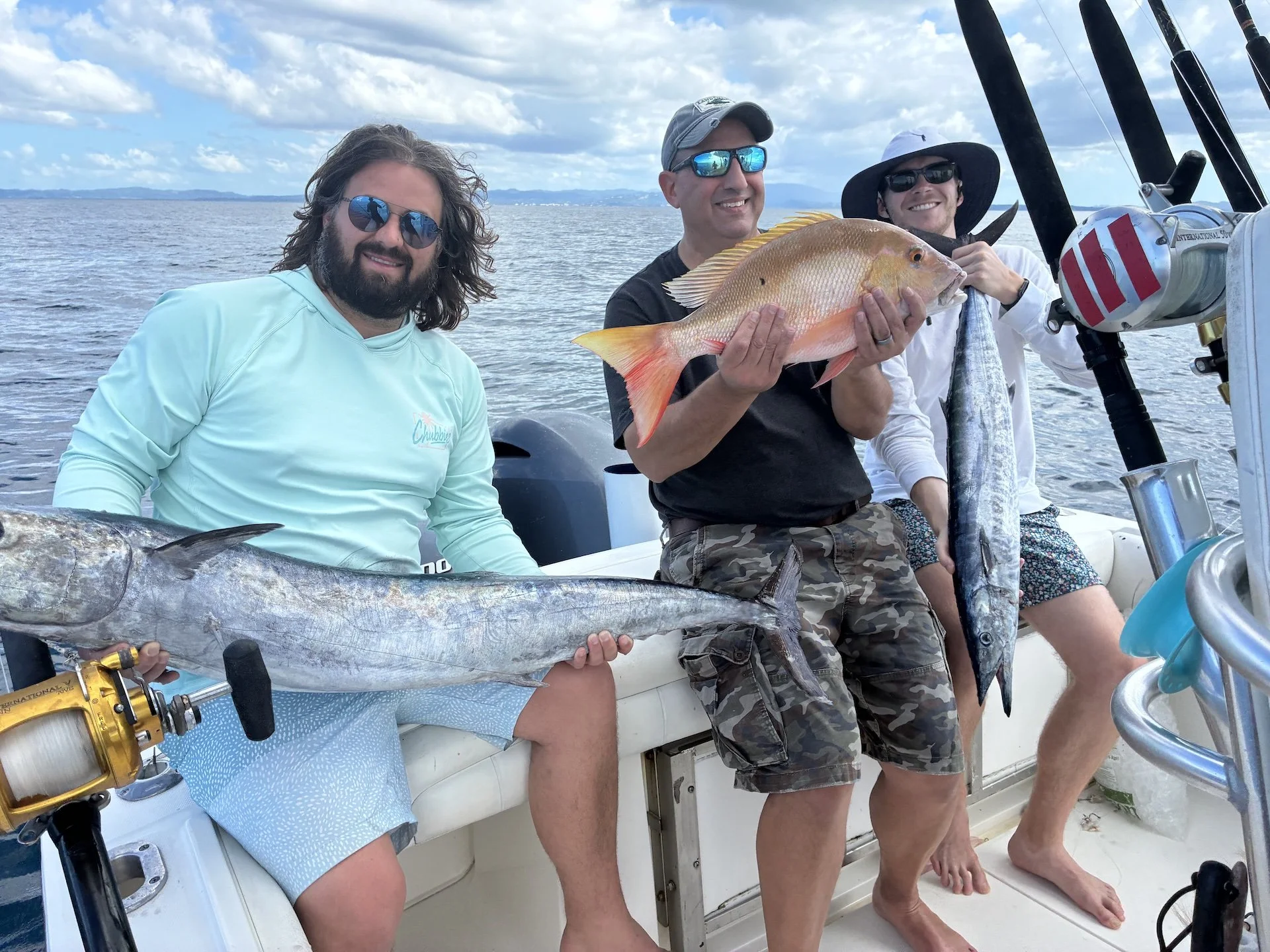 Un ballyhoo perfectamente montado que salta sobre las tranquilas olas del Caribe, diseñado para atraer a los wahoo gigantes de la costa oeste de Puerto Rico.