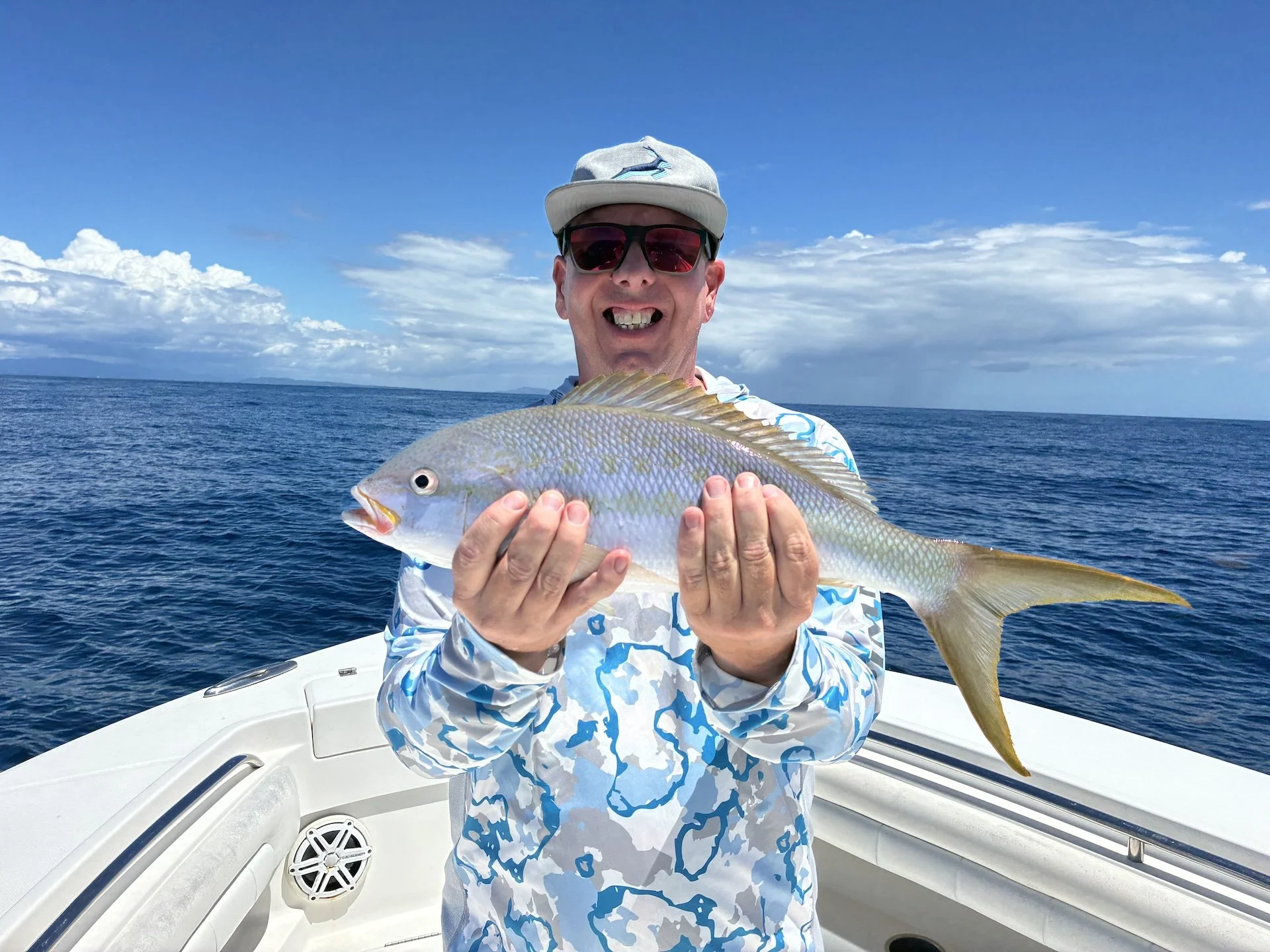 Turistas disfrutando de una jornada de pesca deportiva en Rincón, Puerto Rico