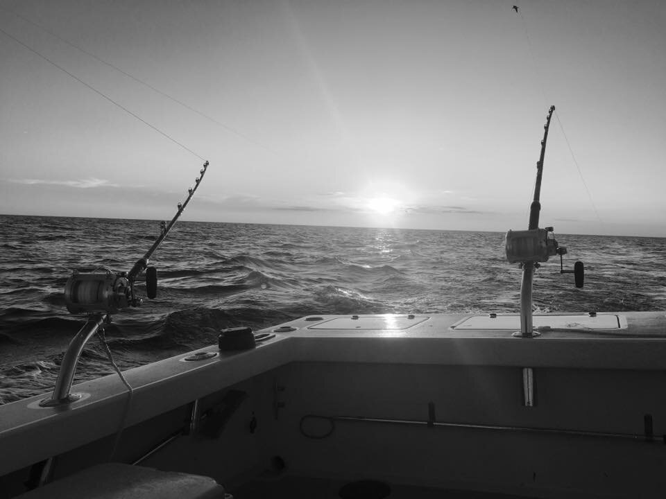 «Excursión de pesca de arrastre en aguas profundas en Puerto Rico con Simply Caught Charters, dedicada a la captura de marlín azul, atún y dorado en aguas costeras del Caribe»