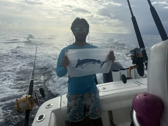 Un cliente celebra la captura de un marlín azul a bordo del «Simply Caught Charters» en las legendarias aguas de alta mar situadas entre Puerto Rico y la República Dominicana.