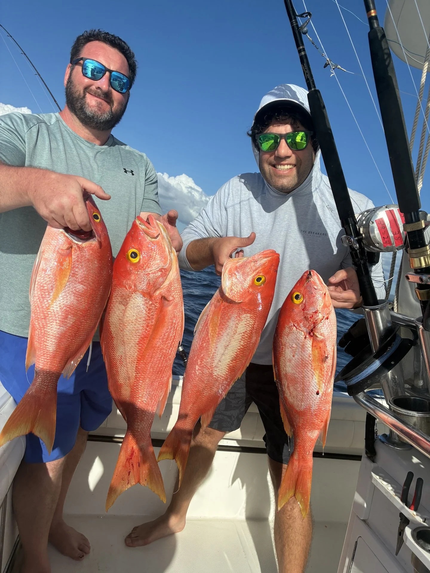 Huéspedes sonriendo con su pesca del día tras una excursión de pesca privada en Rincón