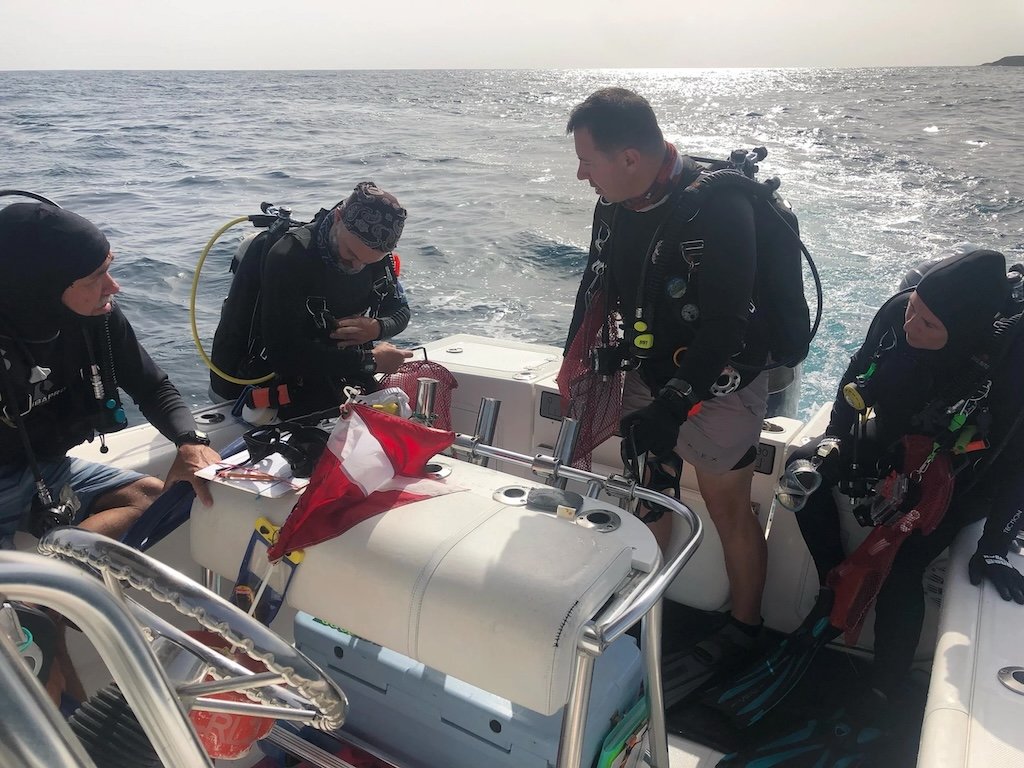 Chárters de buceo profesional para la NOAA.jpeg