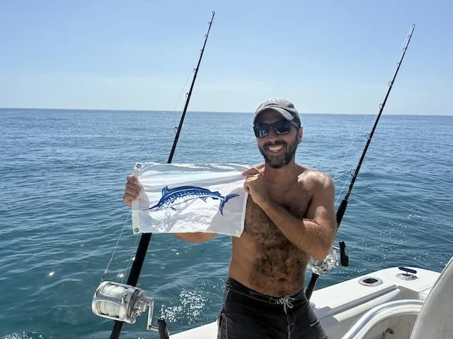 Excursión de pesca de marlín azul en Puerto Rico con Simply Caught Charters, para explorar las aguas profundas y las fuertes corrientes del Pasaje de la Mona.