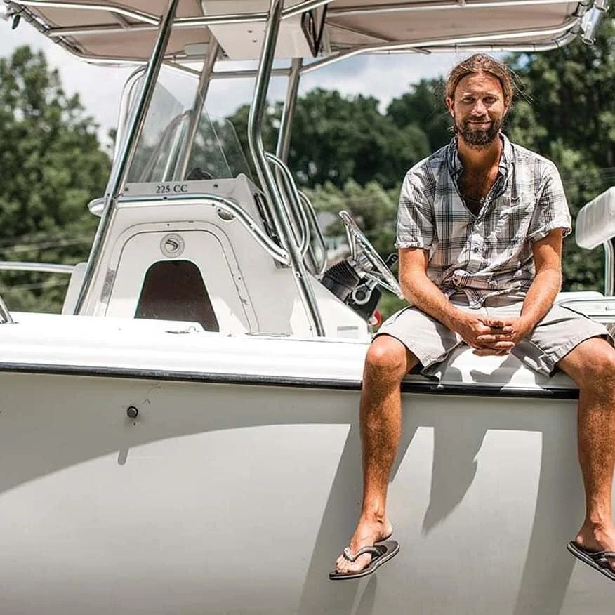 El capitán Frank, de Simply Caught Charters, se especializa en excursiones y salidas de pesca de marlín azul y en alta mar
