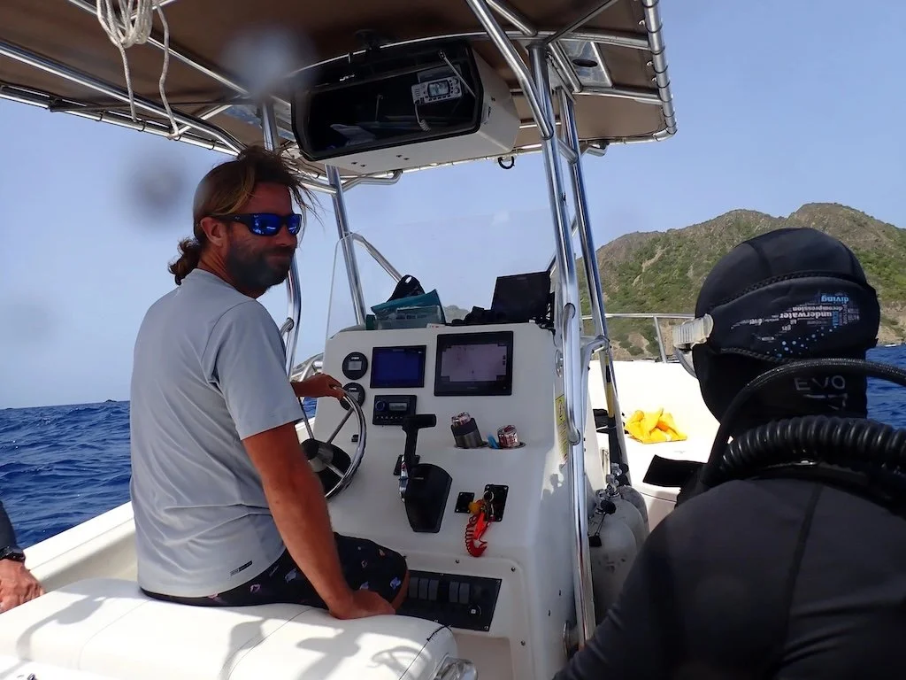 Excursiones de pesca y buceo con esnórquel a la isla de Desecheo, frente a Rincón. Aquí vemos a unos buceadores preparándose para explorar el arrecife que rodea la isla.