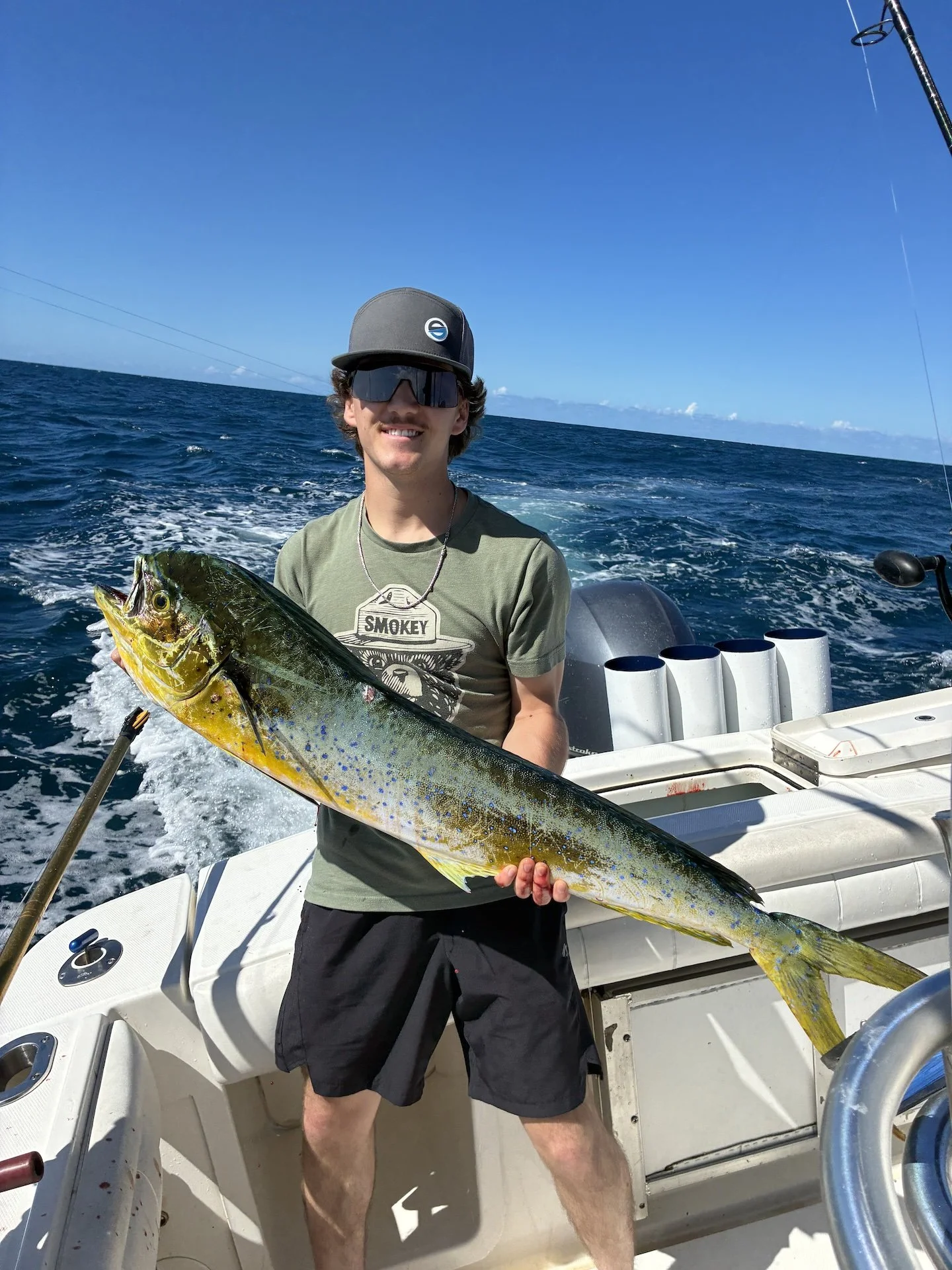 Grupos que celebran las capturas de dorado en una breve excursión de pesca en alta mar de 1 o 2 días cerca de Aguadilla, Puerto Rico