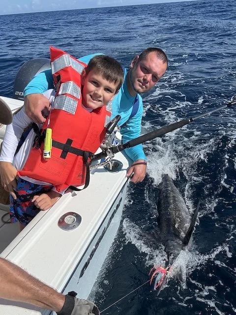 Aventura de pesca del marlín cerca de los caladeros de la República Dominicana con Simply Caught Charters, en busca de ejemplares de marlín azul de gran tamaño en las aguas de alta mar del Caribe.