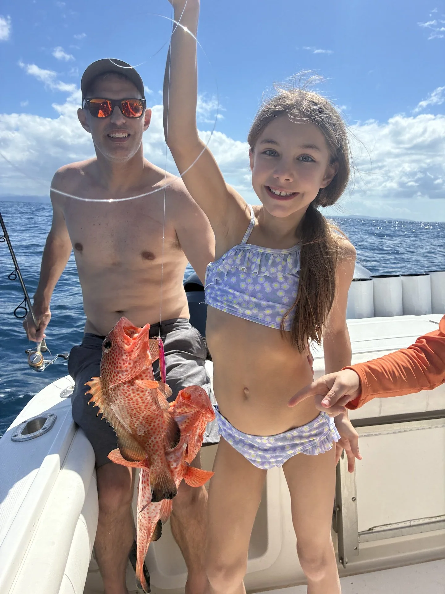 Turistas que disfrutan de la pesca en alta mar en las hermosas aguas de Puerto Rico