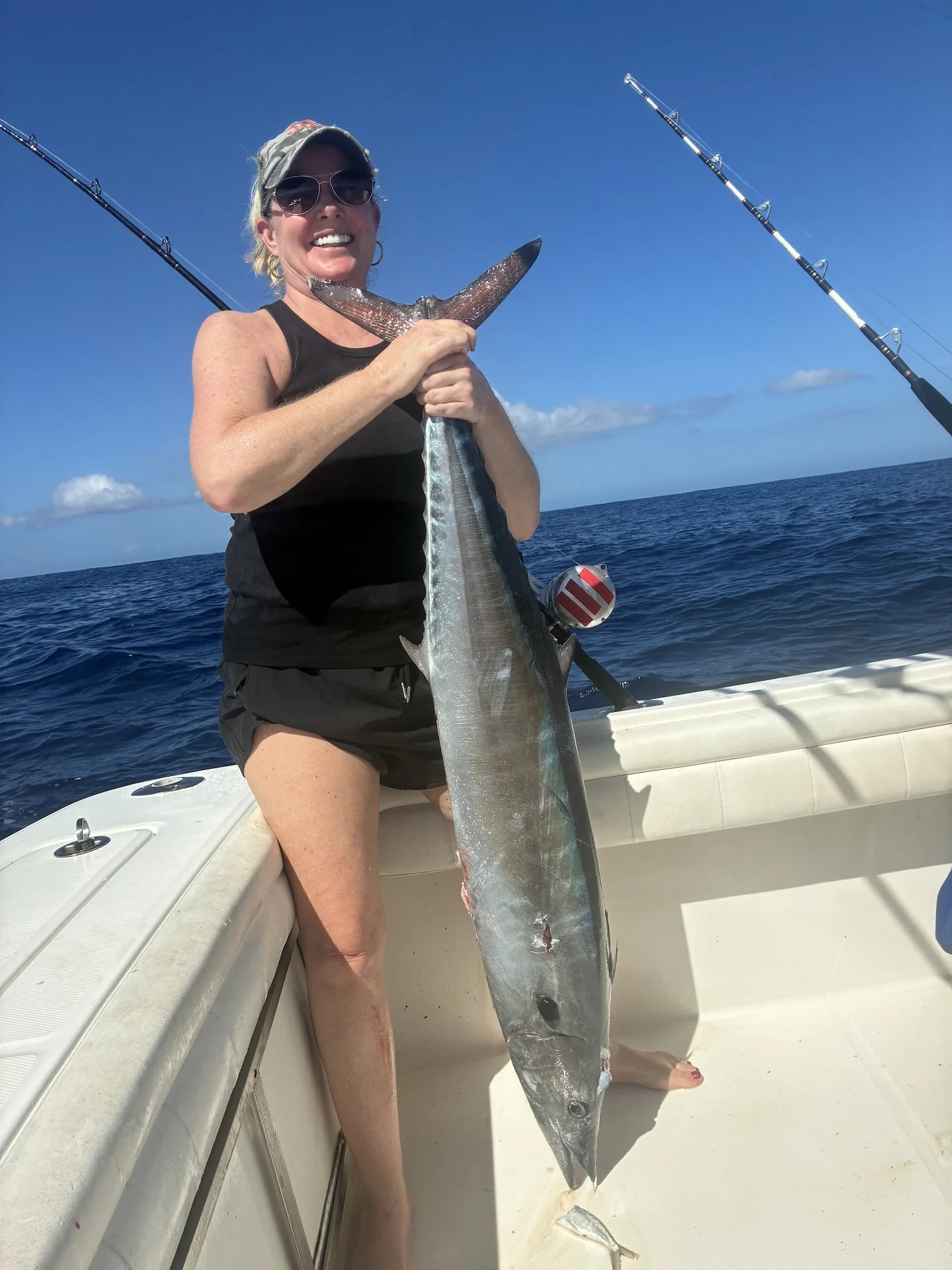 Tácticas de pesca del wahoo de nivel profesional en acción, que combinan velocidad, precisión y experiencia en alta mar.