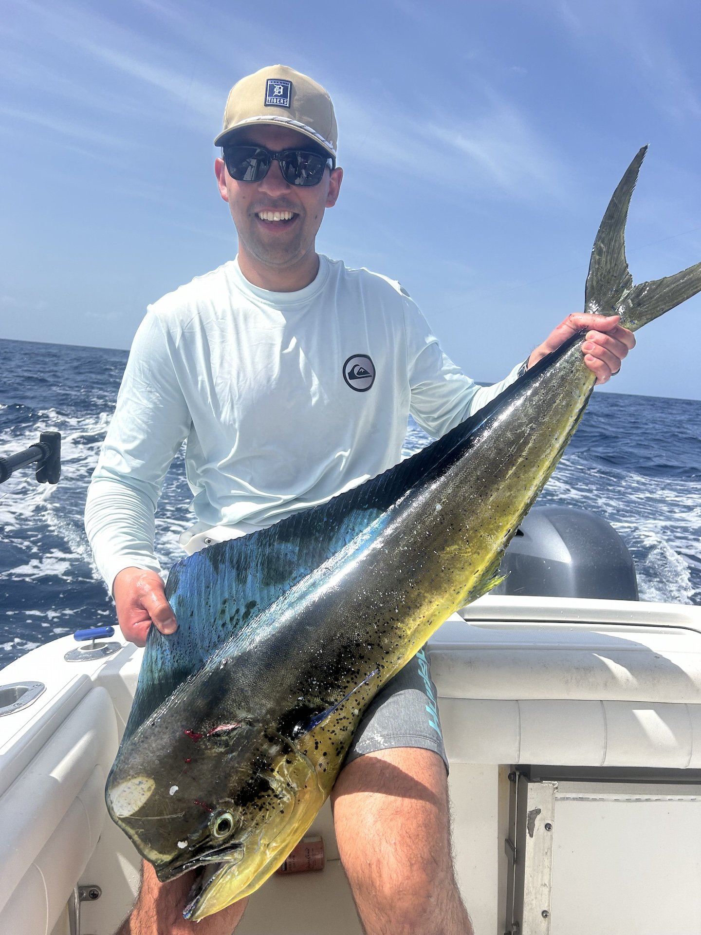 Clientes sosteniendo unos mahi-mahis de colores vivos durante una salida de pesca de medio día cerca de Aguadilla (Puerto Rico) con Simply Caught Charters