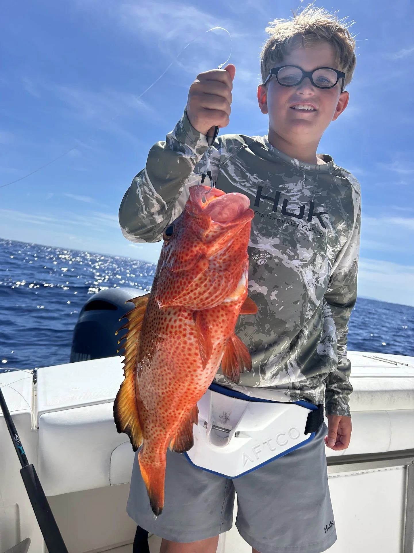 Huéspedes celebrando un exitoso día de pesca del pargo con Simply Caught Charters