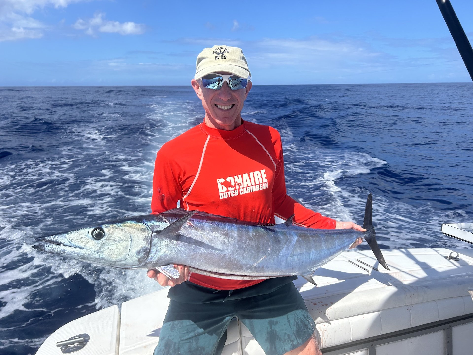 Pesca al curricán a alta velocidad en alta mar, frente a la costa oeste de Puerto Rico, con señuelos que surcan las aguas de un azul intenso en busca de wahoo de gran tamaño.