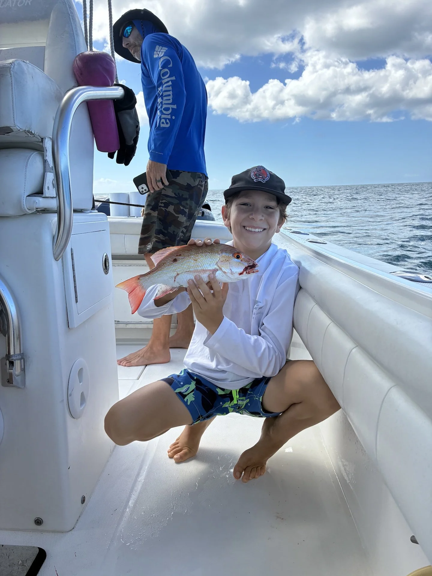 Fotografía de un pescador capturando un mero en Rincón (Puerto Rico)