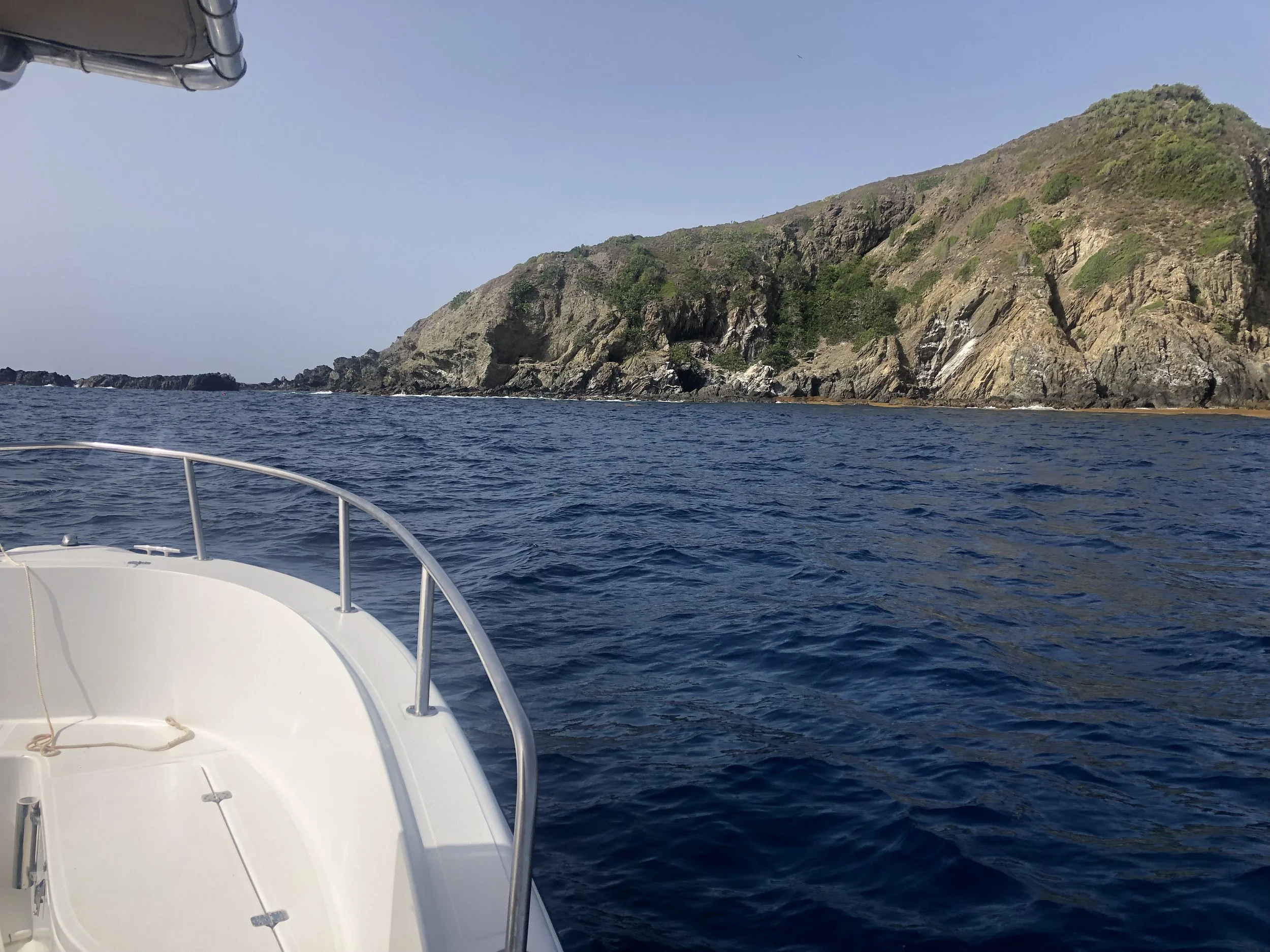 Excursiones de buceo y pesca en la isla Desecheo (Puerto Rico) con Simply Caught Charters. Ideal para practicar snorkel en aguas cristalinas y pescar en aguas profundas.