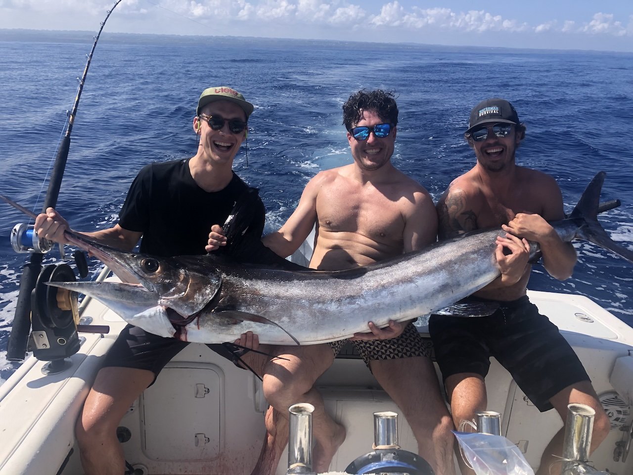 Se capturó un marlín azul de trofeo cerca de la Fosa de Puerto Rico durante una salida de pesca deportiva en alta mar con Simply Caught Charters, una de las empresas líderes en Puerto Rico en la organización de salidas de pesca de marlín.