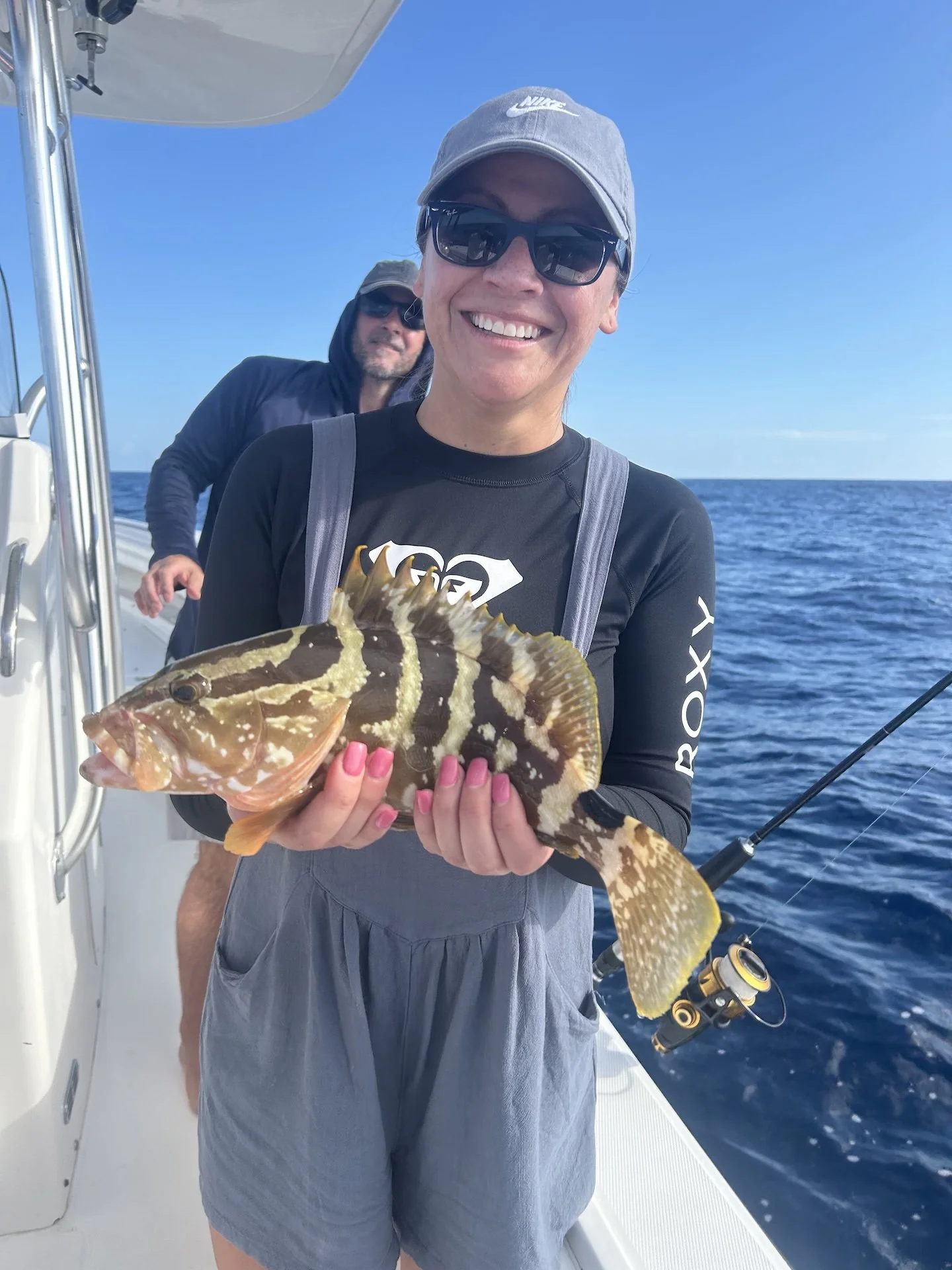 Una familia disfruta de una excursión privada de pesca de mero en Rincón, Puerto Rico