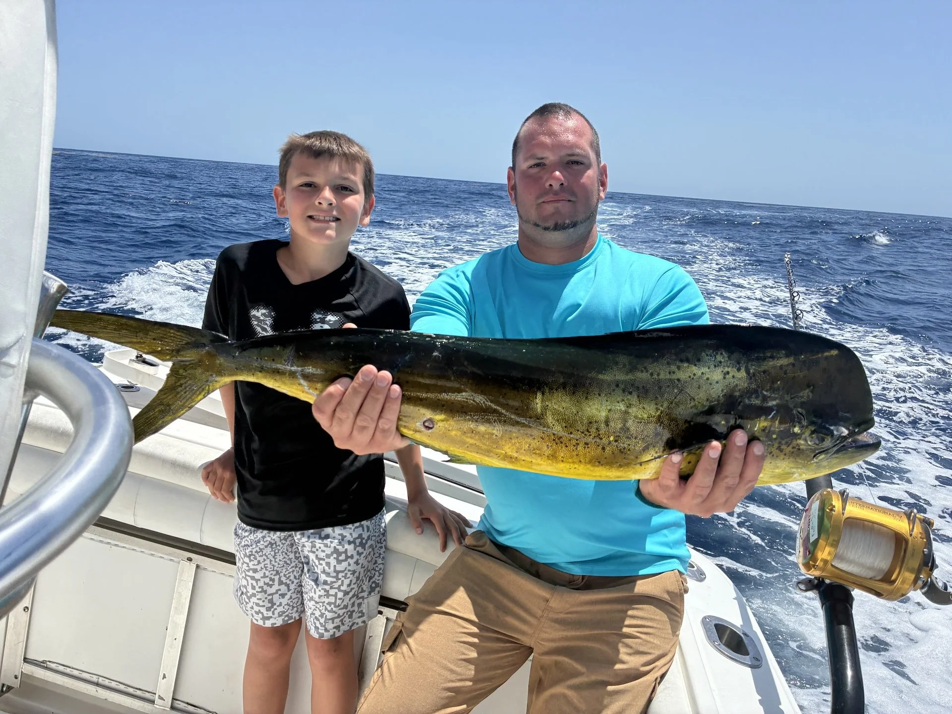 Pescadores satisfechos mostrando los dorados recién capturados en una excursión de pesca en alta mar de dos días con salida desde Aguadilla, Puerto Rico