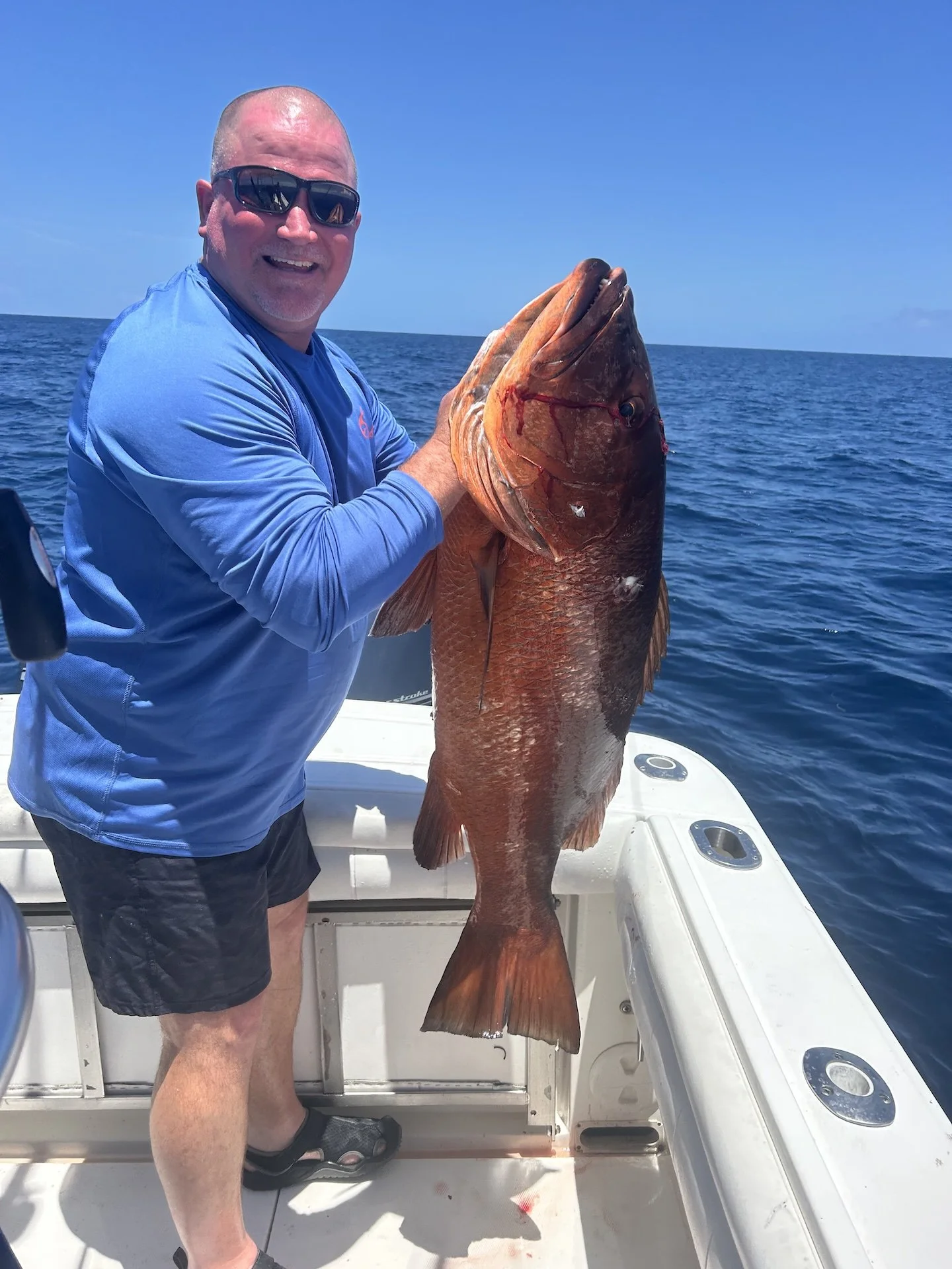 Tripulación de un barco de pesca profesional preparándose para una salida de pesca de pargo en Rincón