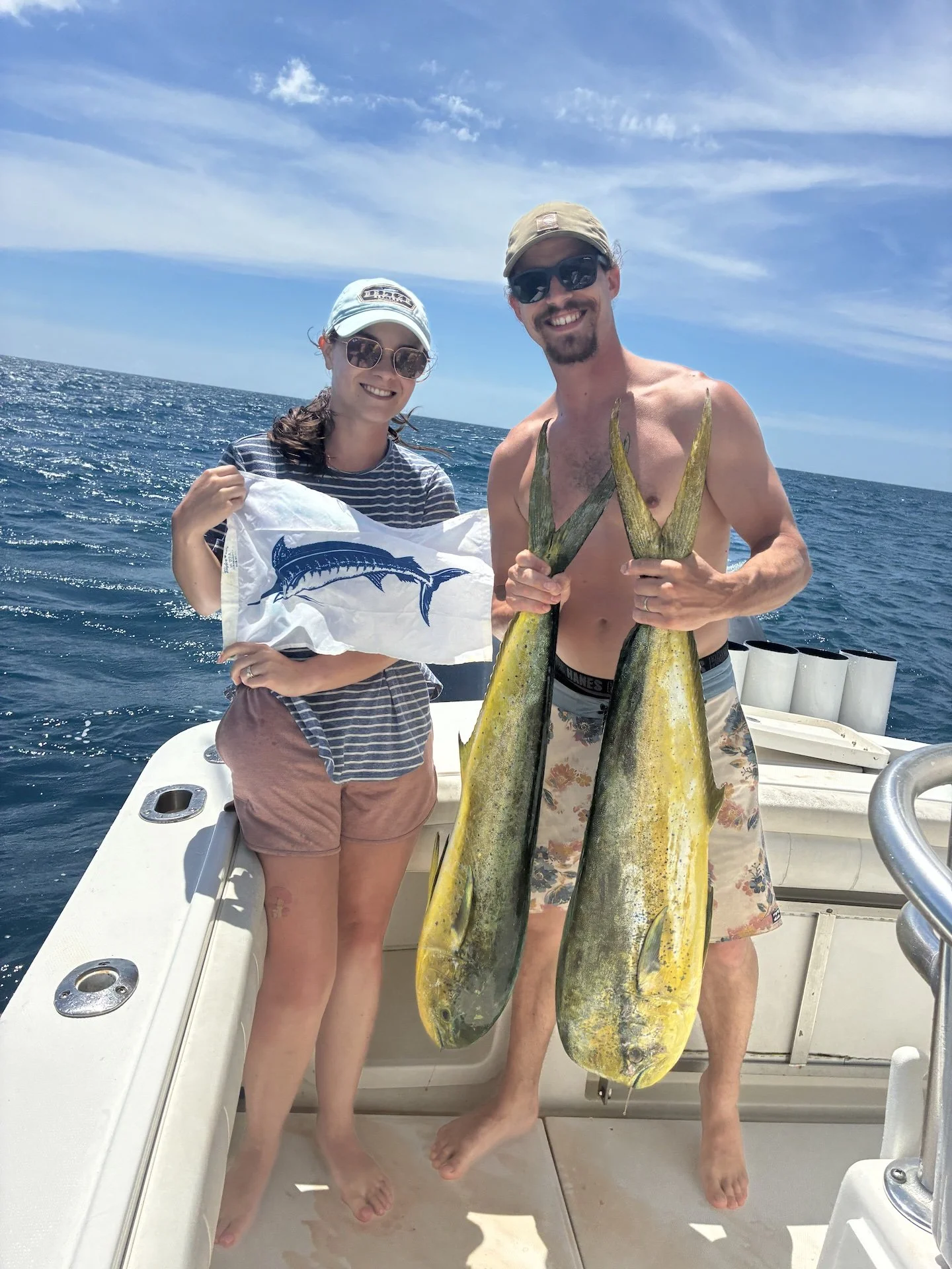 Pesca de marlín con algunos dorados en excursiones de pesca con barcas de alquiler