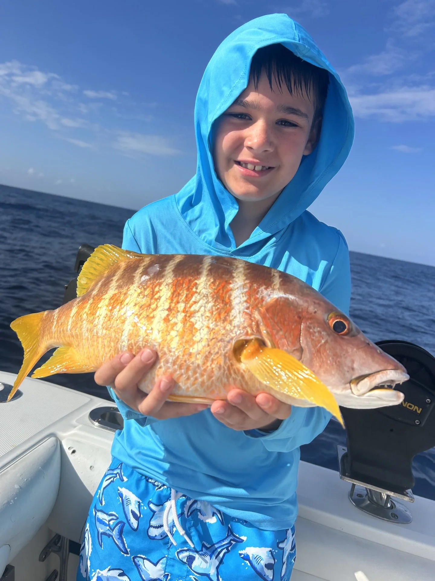 Un grupo de amigos disfrutando de una exitosa salida de pesca de pargo con Simply Caught Charters en Rincón, Puerto Rico