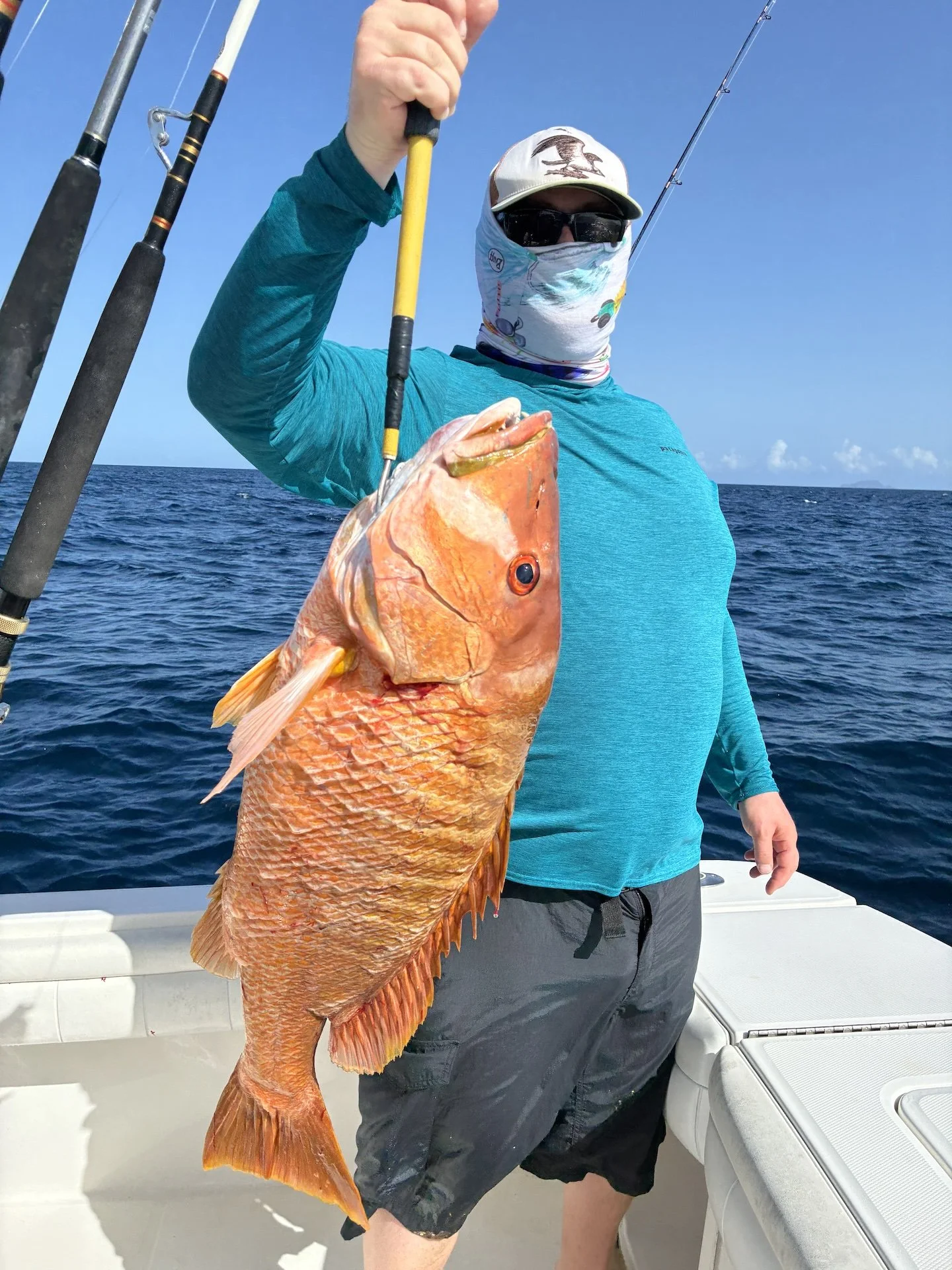 Barco de pesca navegando por Rincón (Puerto Rico) durante una excursión privada
