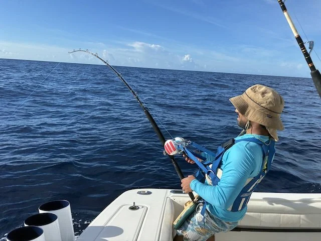 Pesca del marlín azul en las aguas ricas del Pasaje de Mona con Simply Caught Charters, conocida por sus tripulaciones expertas y su material de pesca de alta gama.