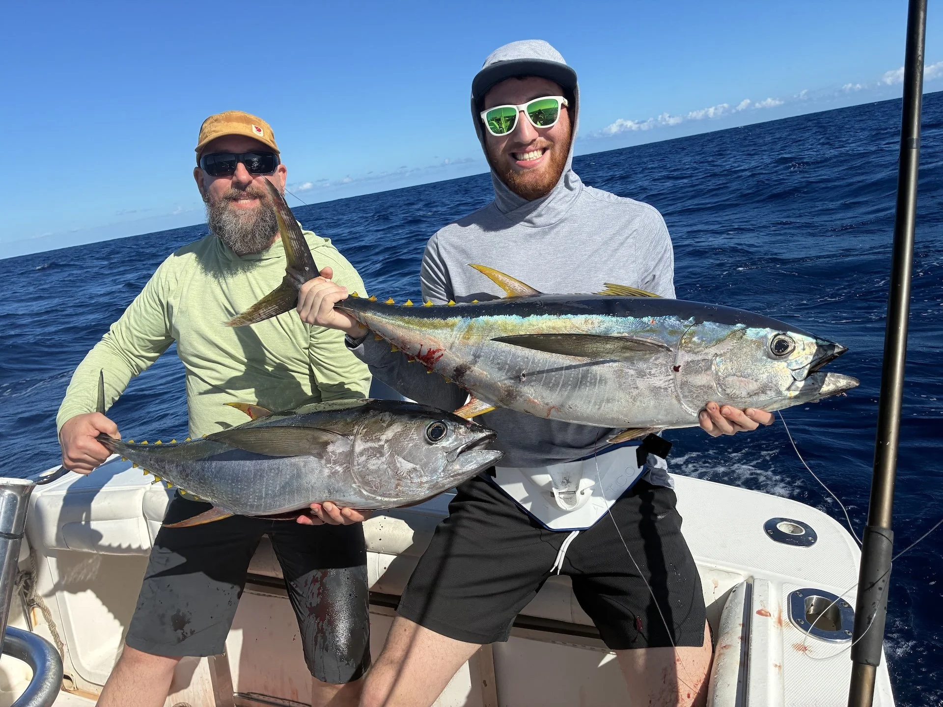 Atún de aleta amarilla capturado en alta mar en el paso de Mona con Simply Caught Charters, lo que pone de manifiesto la pesca de atún de primer nivel entre Puerto Rico y la República Dominicana.