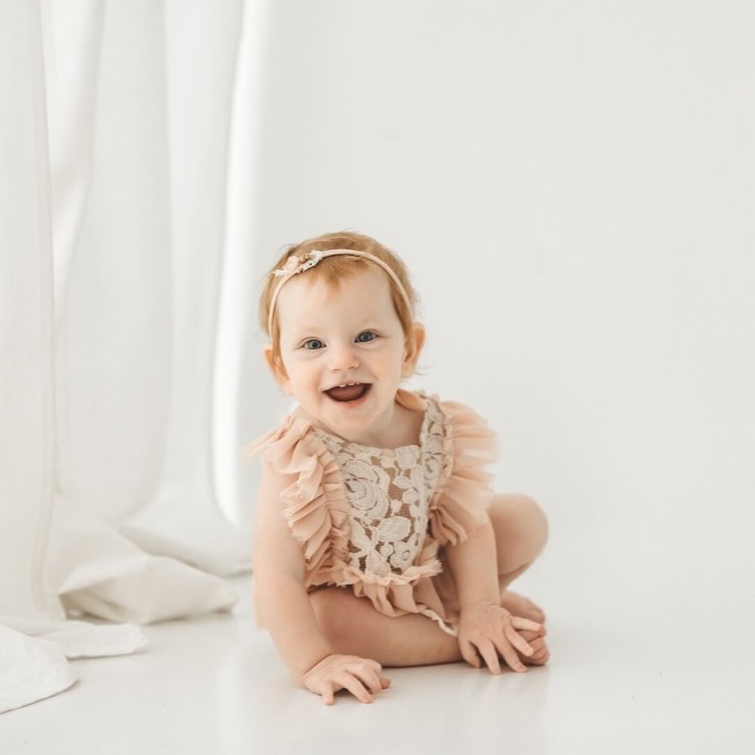 First Birthday Sessions in the Studio 🎉
⠀⠀⠀⠀⠀⠀⠀⠀⠀
The best advice I can give parents is to come in with an open mind. We typically photograph clean portraits, the cakesmash, and a bath. And I can tell you that while babies almost never enjoy all thr