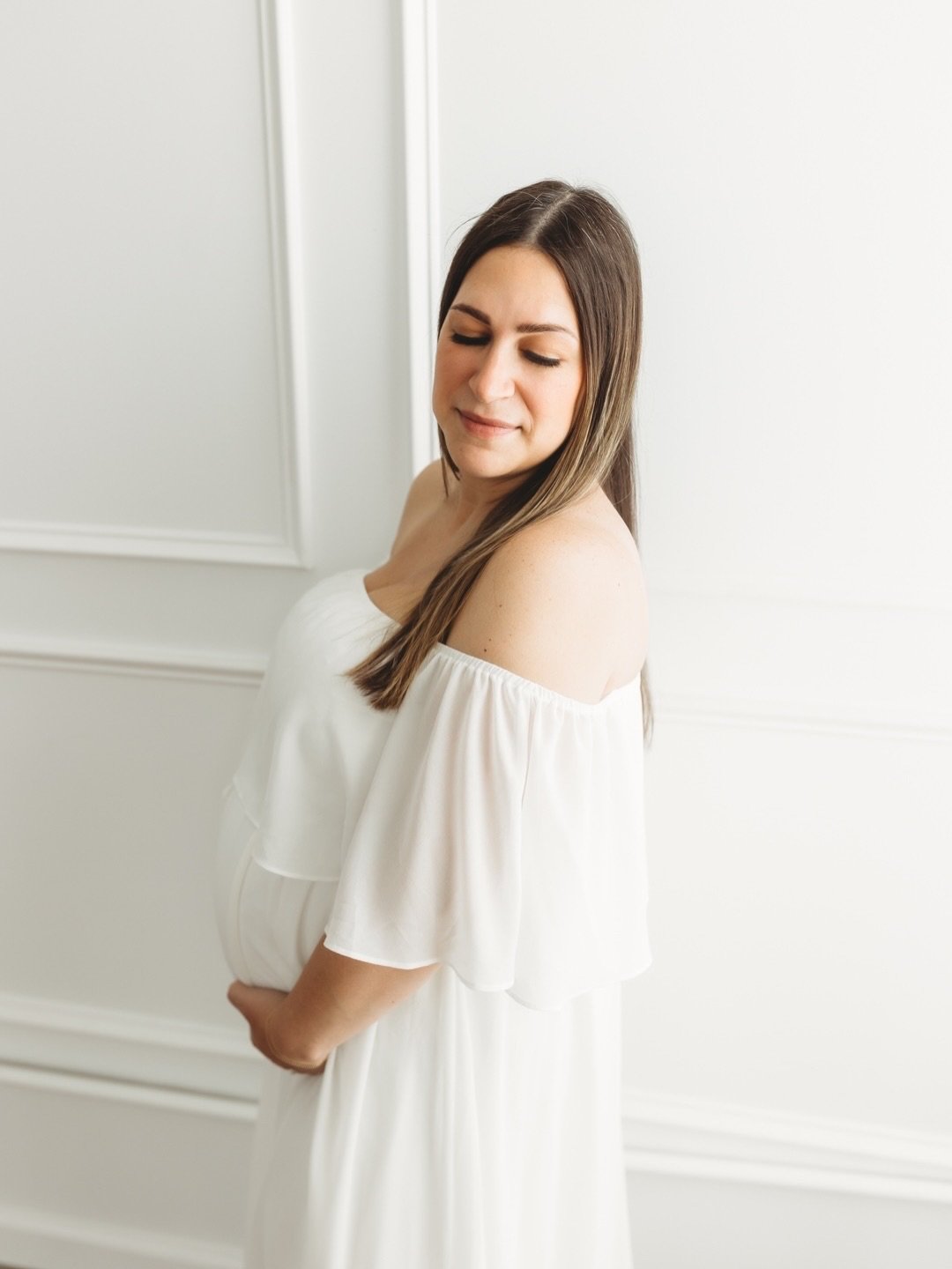 Want beautiful photos but have no idea what to wear? I&rsquo;ve got you! Imagine an experience where you just show up to the studio and are handed what to wear. Clothes that fit perfectly, photograph beautifully and are actually flattering. The studi