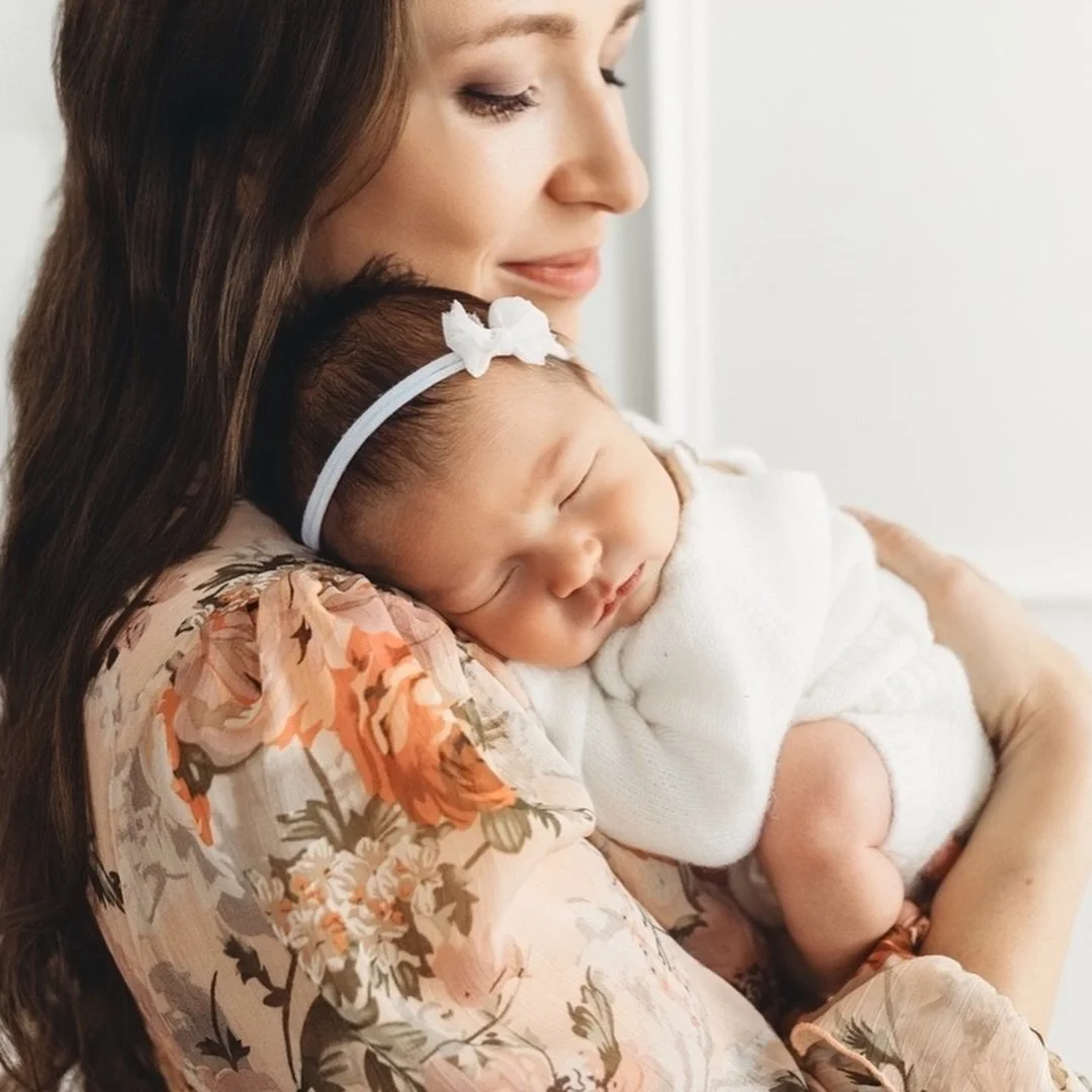 I love the direction that newborn photography is heading. The trends are very much changing. 
⠀⠀⠀⠀⠀⠀⠀⠀⠀
More natural poses.
Nothing that looks uncomfortable or unsafe.
Poses that look effortless.
⠀⠀⠀⠀⠀⠀⠀⠀⠀
But guess what, effortless poses often aren&