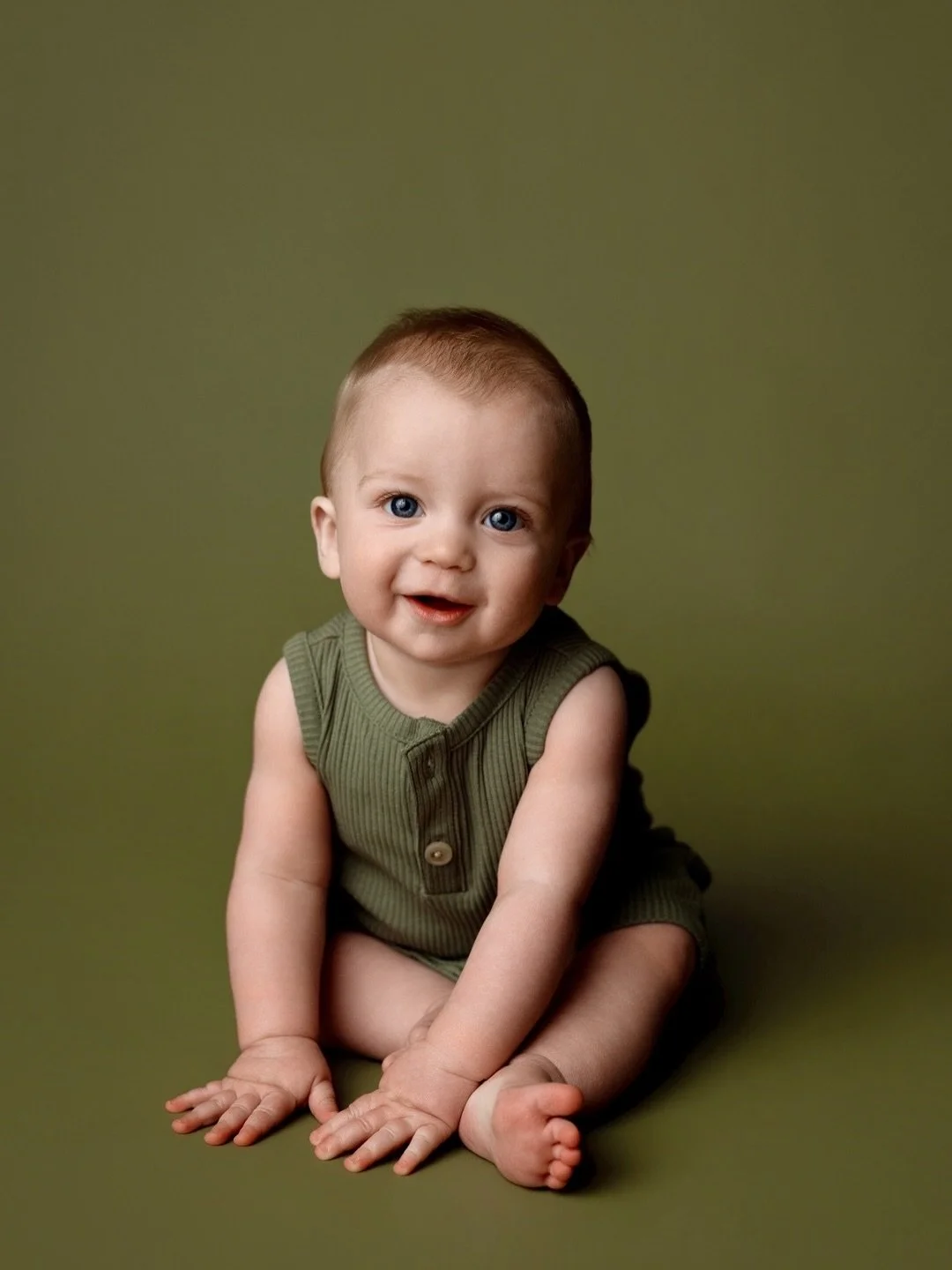 Connor - 7 months 🤍
⠀⠀⠀⠀⠀⠀⠀⠀⠀
Don&rsquo;t miss out on the &ldquo;sitter&rdquo; session before their birthday photos. This is when they&rsquo;re the chunkiest, most cooperative, and most poseable. If they have siblings, it&rsquo;s a great opportunity