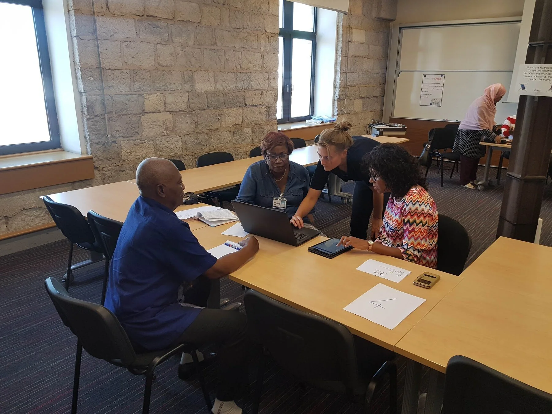 La facilitatrice Anne-Elise guide les participants sur l’interface WAP