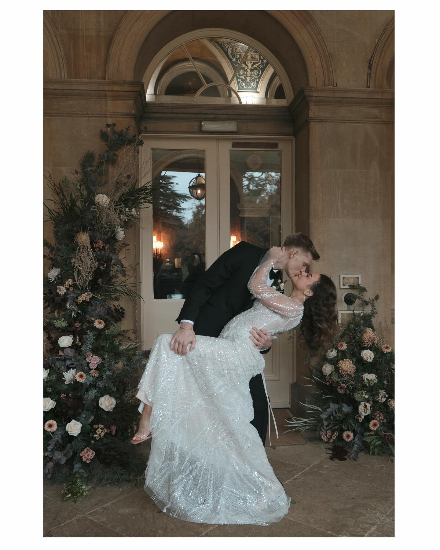 Love a broken arch for drama&hellip; 

Photographer @
Workshop @eden.workshop
Planning + host @safrinasmithphotography
Venue @prestwoldhall
Stylist @thetwohummingbirds
Floral Design @aliciaflowerdesigner
Stationery @smittenwithink
Cake @tspcake
Dress