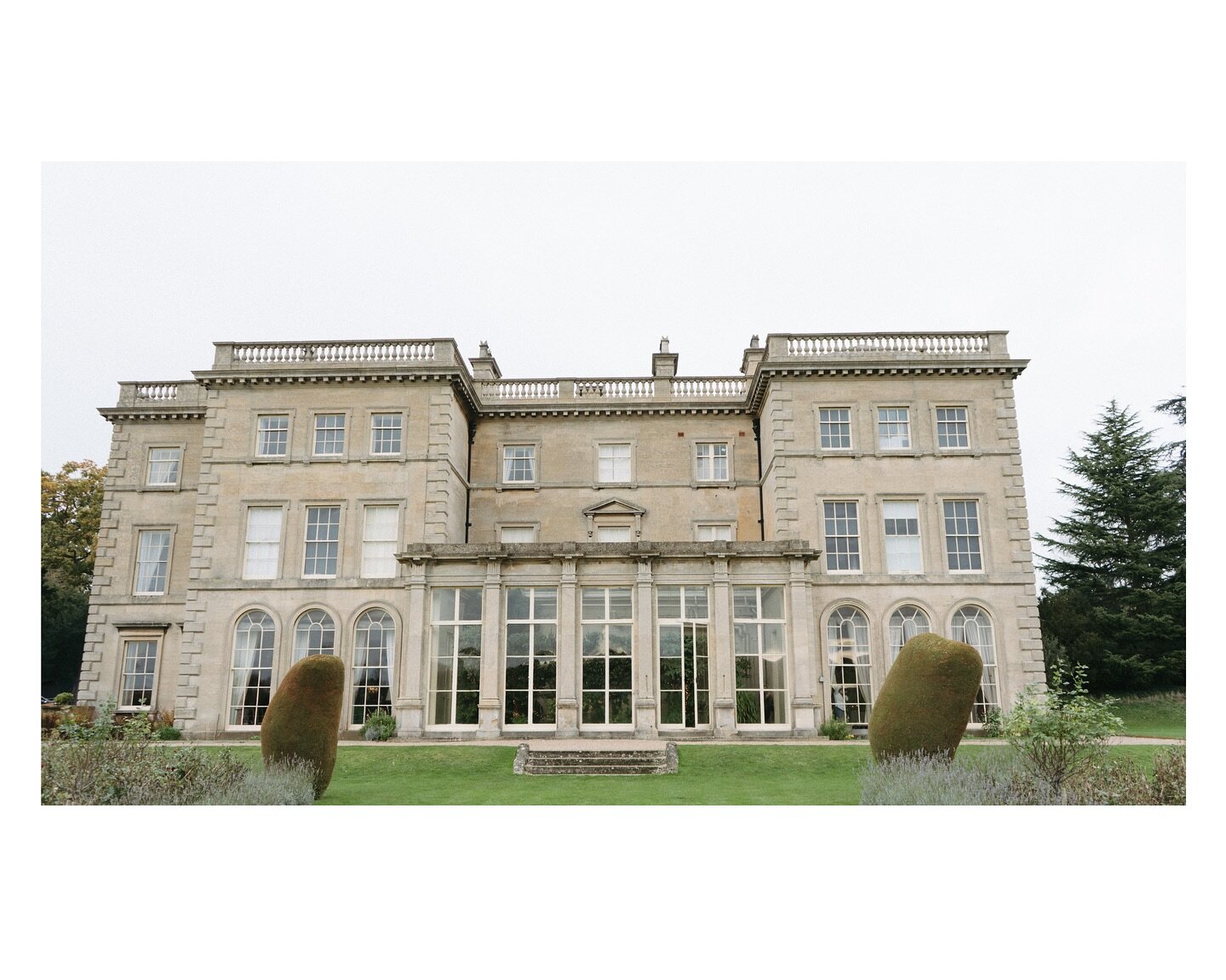 Prestwold Hall is just on our doorstep&hellip; And offers such a beautiful backdrop to your wedding. 

Workshop @eden.workshop
Planning + host @safrinasmithphotography
Venue @prestwoldhall
Stylist @thetwohummingbirds
Floral Design @aliciaflowerdesign