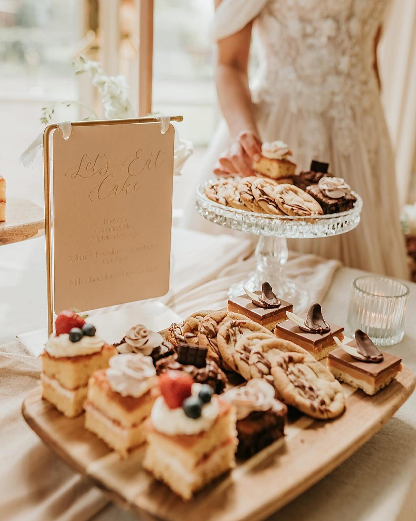 A heavenly dessert table&hellip;.. 

PLANNING AND CONCEPT -@LOVEFLORASTUDIOCO_
PHOTOGRAPHER - @GABRIELASPHOTOGRAPHYANDFILM
FLORIST - @BoonandBloom
STYLIST - @thetwohummingbirds
BRIDAL DRESS - @bellammebridal
CAKE - @chessybakery
BRIDAL HAIR - @bridal