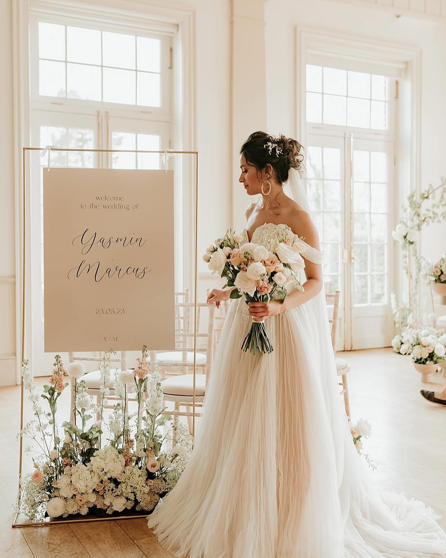 Just the nicest of stationery for your day&hellip;. 

PLANNING AND CONCEPT -@LOVEFLORASTUDIOCO_
PHOTOGRAPHER - @GABRIELASPHOTOGRAPHYANDFILM
FLORIST - @BoonandBloom
STYLIST - @thetwohummingbirds
BRIDAL DRESS - @bellammebridal
CAKE - @chessybakery
BRID