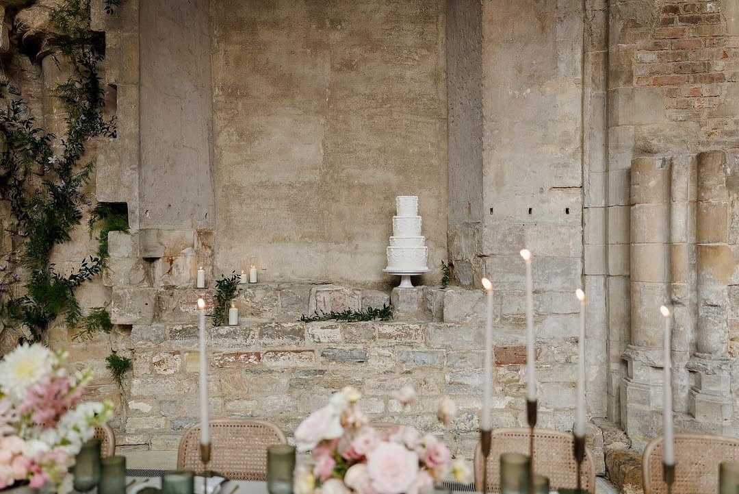 Using the wall cavity rather than a table is a thing&hellip; 

Photographer @sandra_rob_films_photo 
Workshop @eden.workshop
Planning + host @safrinasmithphotography
Venue @blackfriarspriory
Stylist @thetwohummingbirds
Florist @rosariaflowers
Furnitu