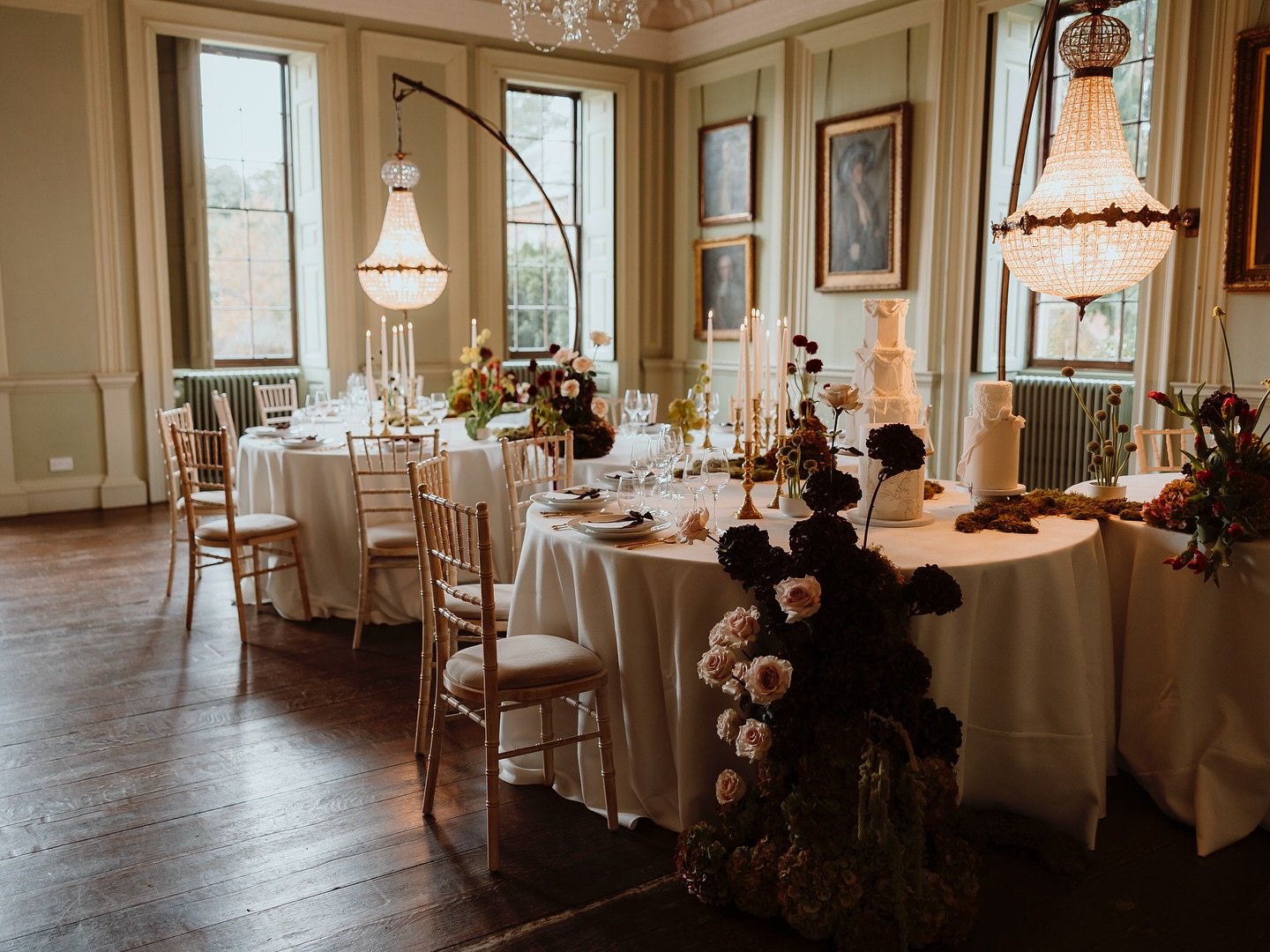 Beautiful tablescapes are what we do&hellip;.

Photographer @honeyanddheather 

Planning and host: @eden.workshop 
Venue: @davenporthouse 
Styling: @thetwohummingbirds 
Lighting: @gigieventdesign 
Floral design: @katyrosemayfloral 
Cake: @cakesbysoph