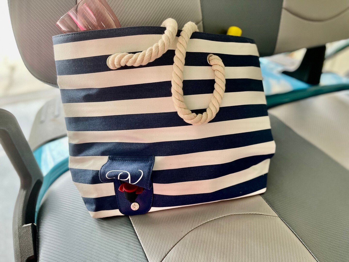🌊 Getting ready to picnic with friends on a ⛵ I 💙 this great wine tote. Shop our favorite picnic products. Link in bio.
*
*
*
#travelbloggerlife #travelblogs #travelinsta #travelinstagram #instagramtravel #getawayoften #traveltoday #adventurelover 