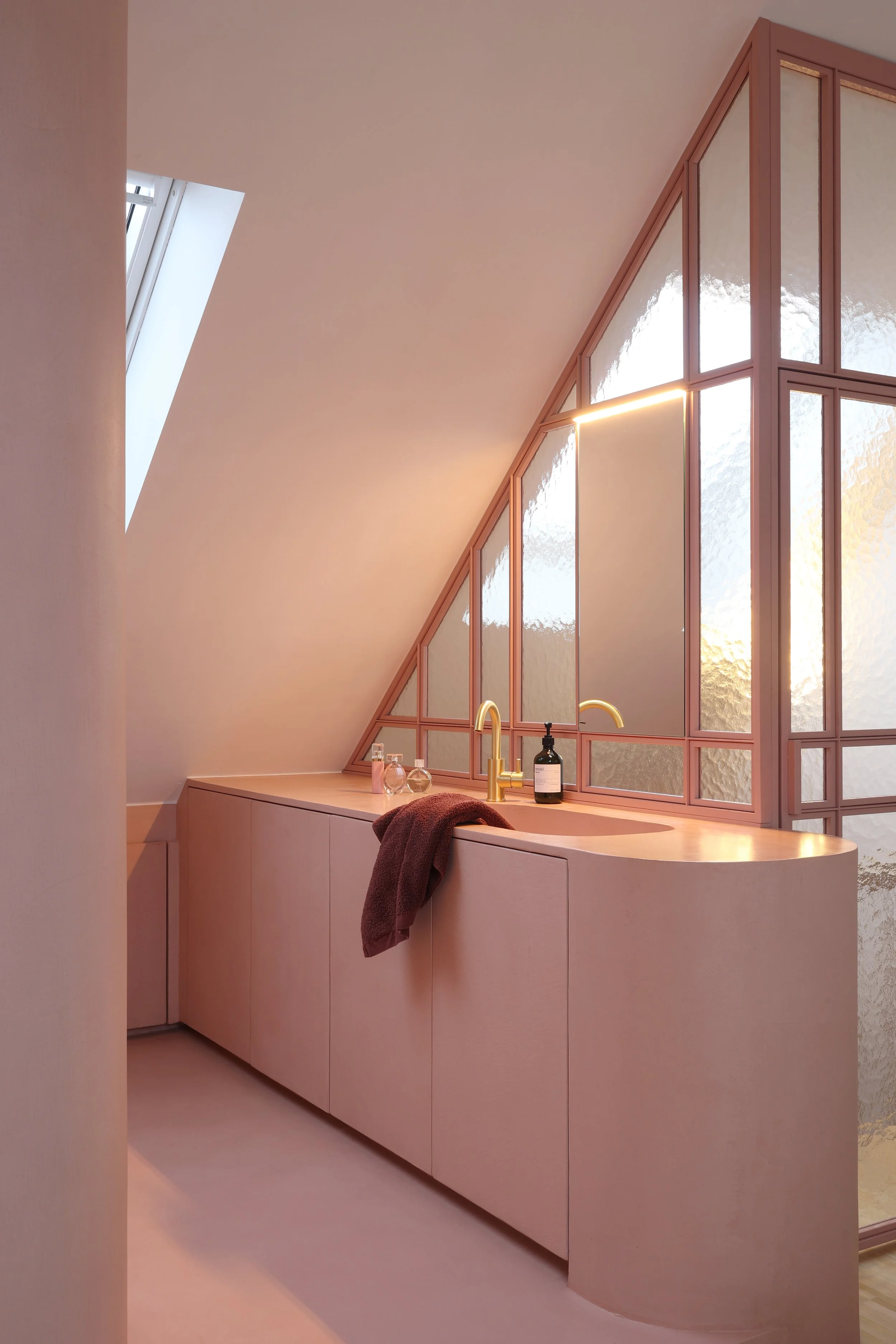 Zolderrenovatie met roze badkamer met open plan,