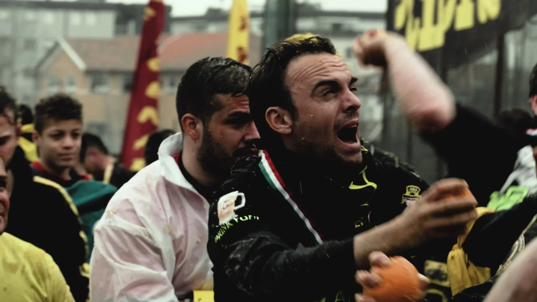 Calciatori celebrano una vittoria, con uno di loro che esprime entusiasmo e gioia
