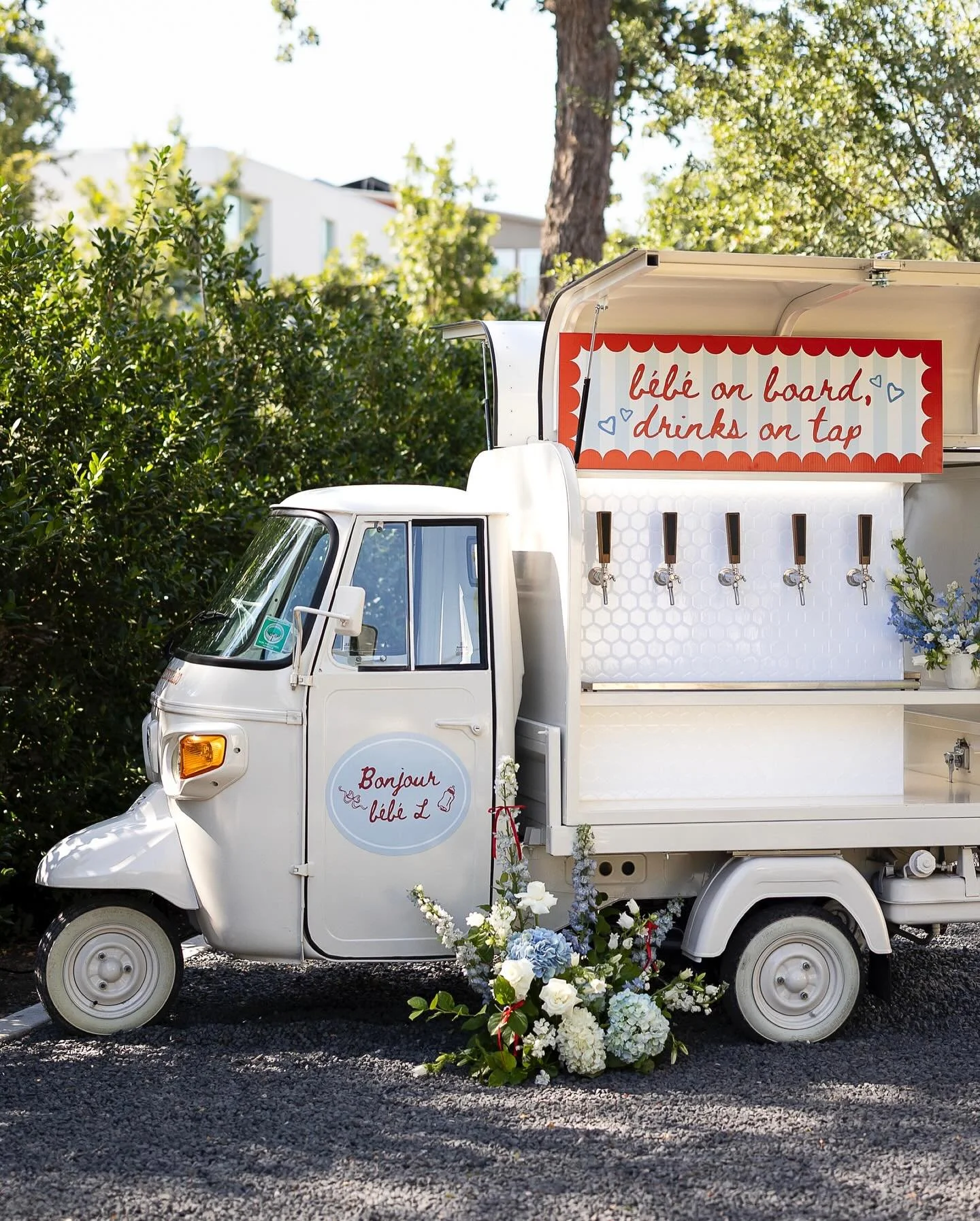 @marillewellyn&rsquo;s french bistro&ndash;inspired baby shower filled with playful details and parisian charm&mdash;from drinks on tap to made-to-order cr&ecirc;pes all designed with a wink of whimsy and a touch of caf&eacute; culture. 🥐🩵