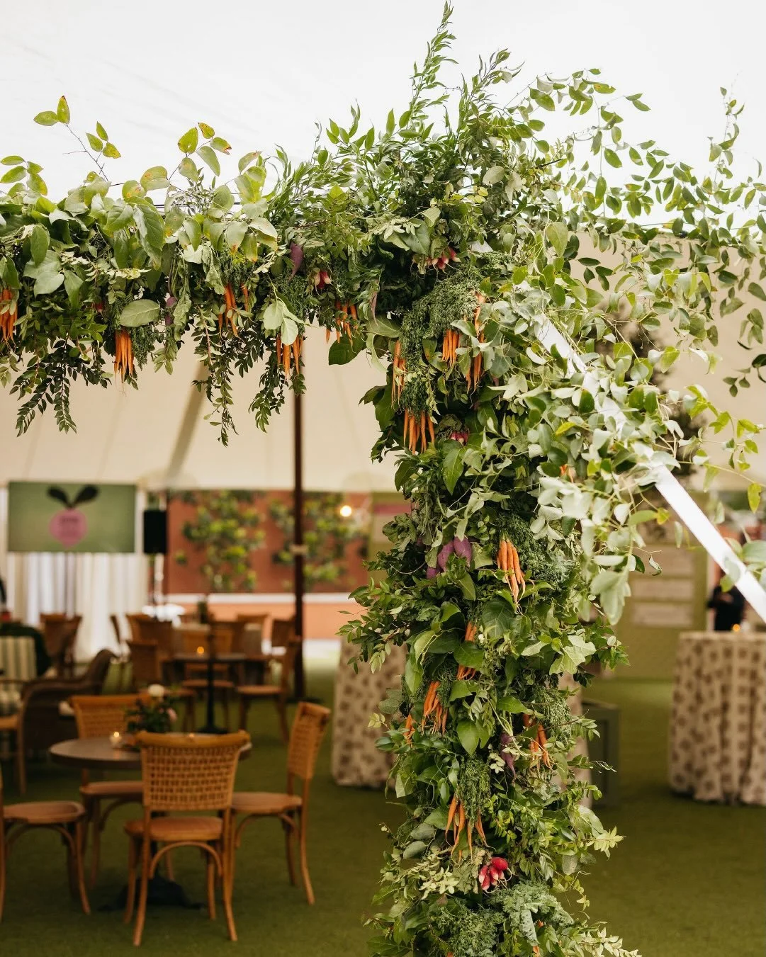 A closer look at the garden-grown details by @sidestudioflorals that made @givingtreeacres&rsquo; annual spring fundraiser bloom 🥬🥕