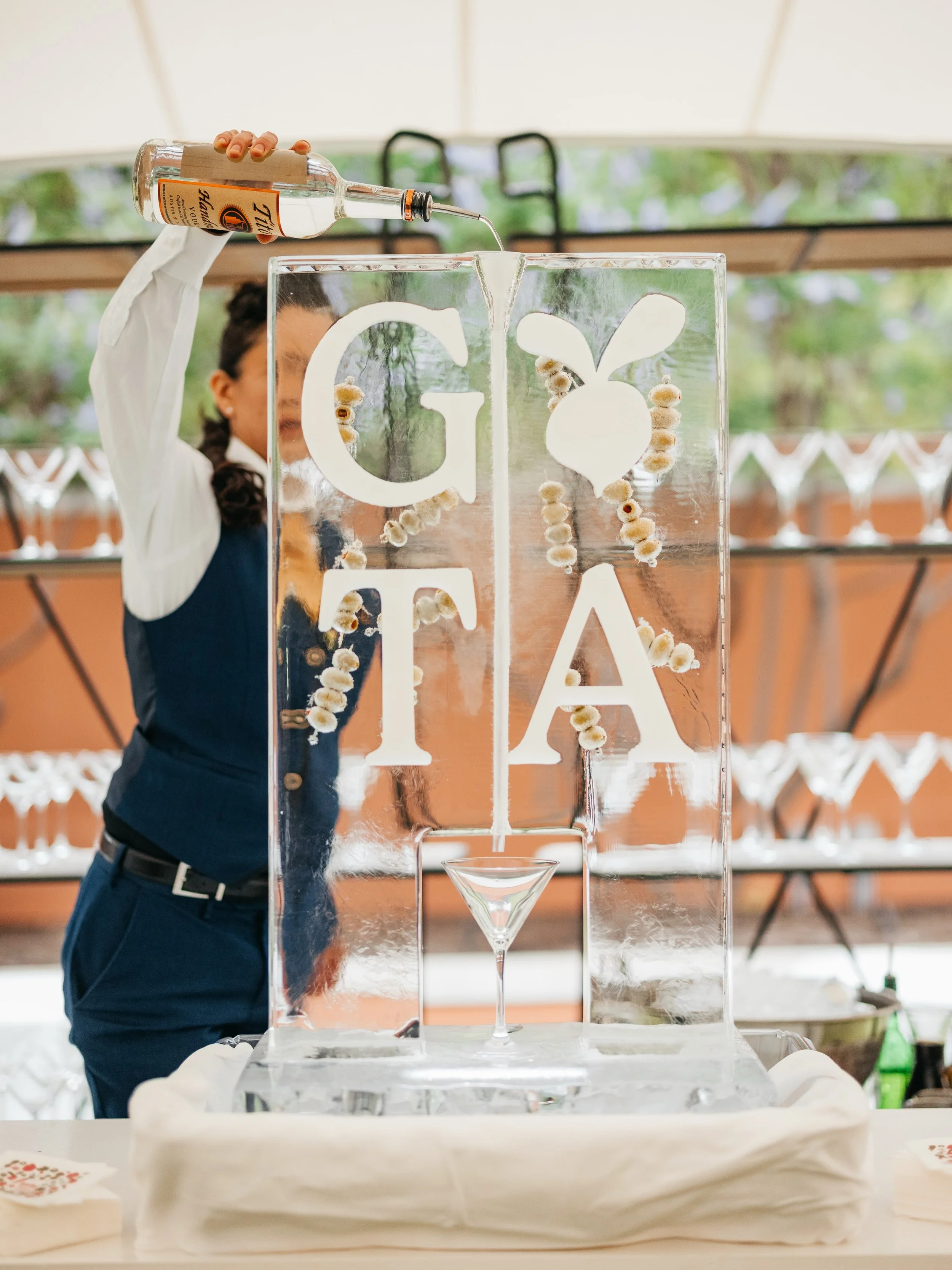 Details that never last the night but always break the ice🧊 

A look back at some of our favorite ice sculptures over the years including hand-carved logos, monograms, and even a custom bar.